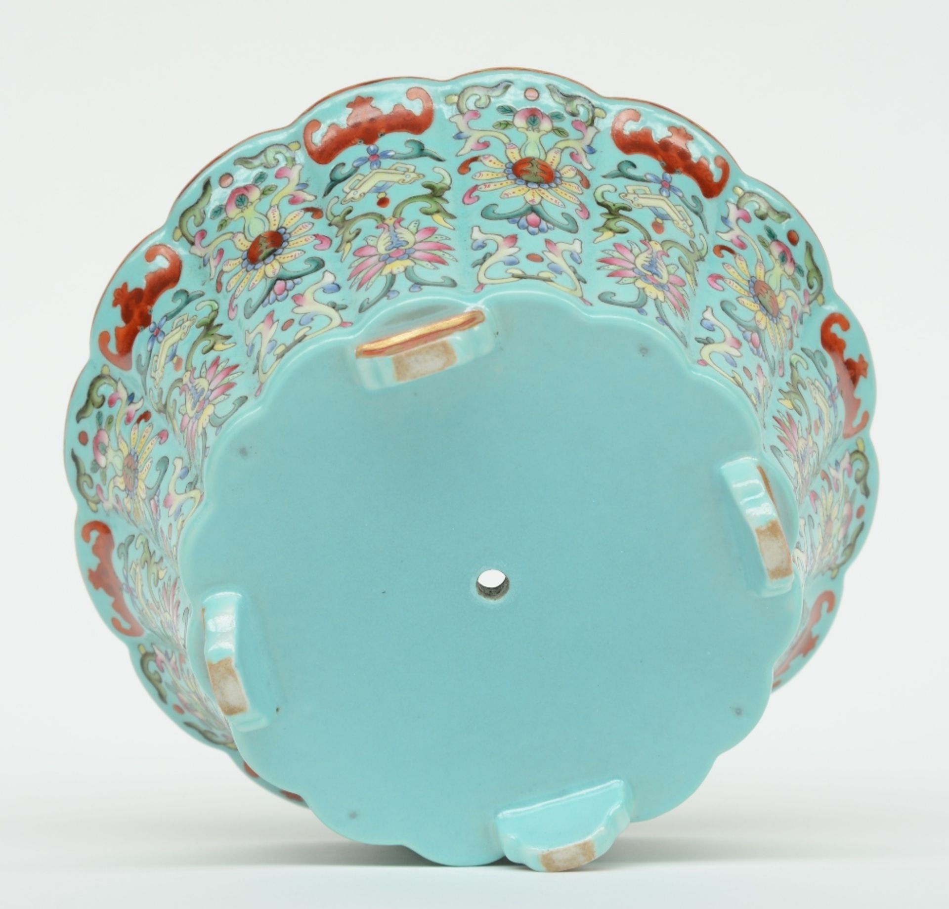 A small Chinese turquoise ground and polychrome cache-pot, decorated with flowers and bats, H 8 cm - - Bild 7 aus 10
