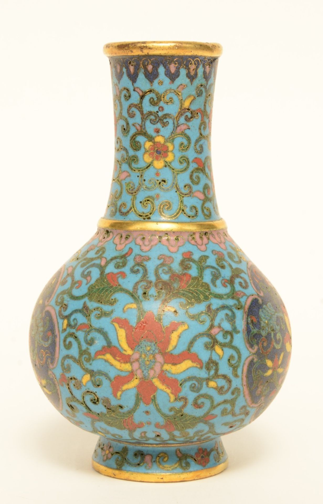 A small Chinese cloisonné vase, 19thC, H 14,5 cm - Bild 5 aus 7