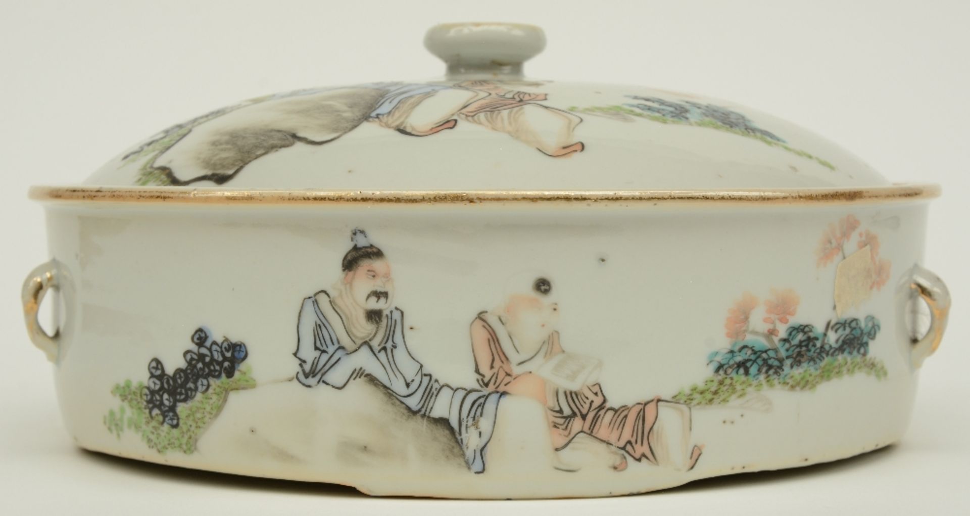 A Chinese bowl with cover, polychrome decorated with figures, H 11,5 - Diameter 24,5 cm - Bild 2 aus 8