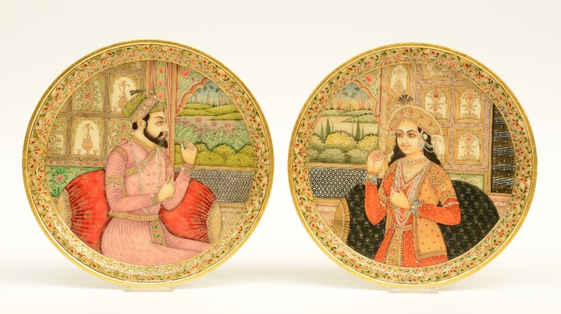 A pair of Moghul alabaster plaques, decorated with portraits, Diameter 30 - 30,5 cm