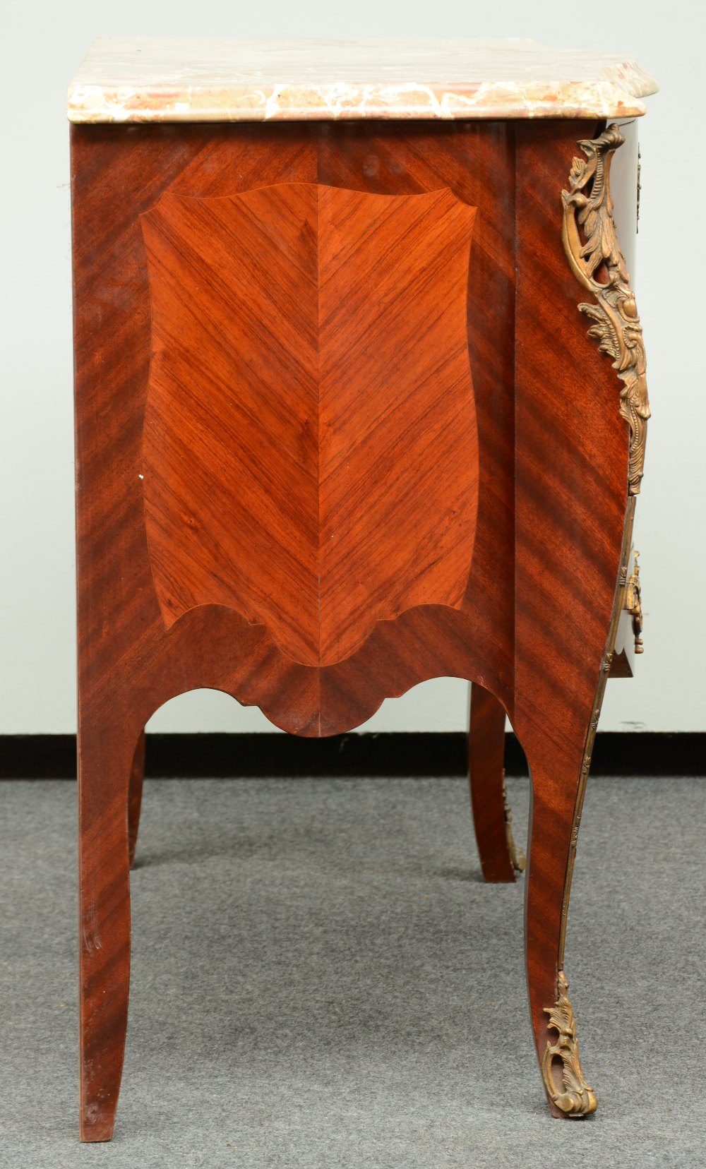 A mahogany veneered and marquetry LXV style commode, brass mounts and a Rosalia turque marble top, H - Image 5 of 6