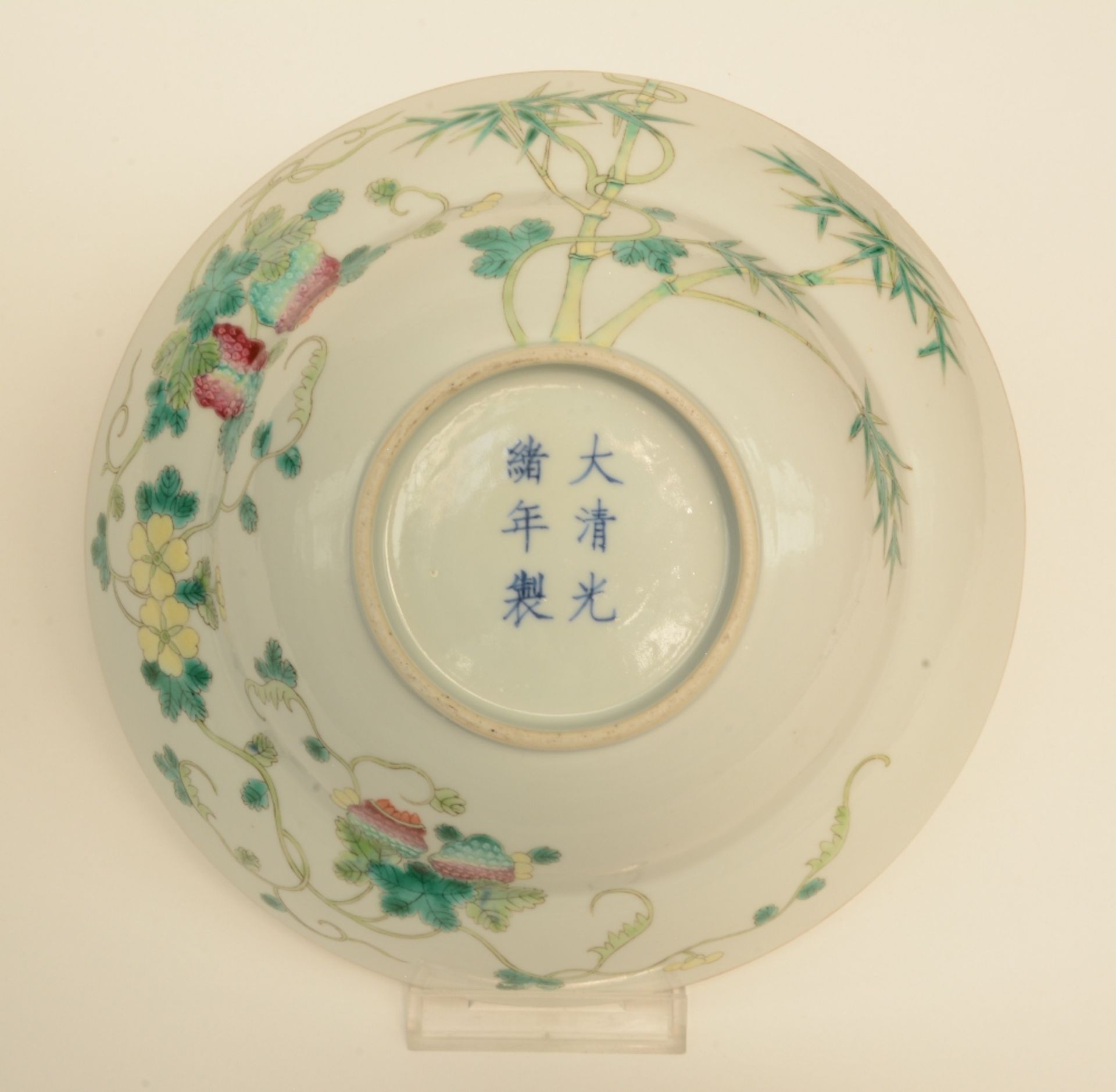 A Chinese polychrome decorated bowl painted on both inner side and outer side with a bamboo branch - Bild 6 aus 8