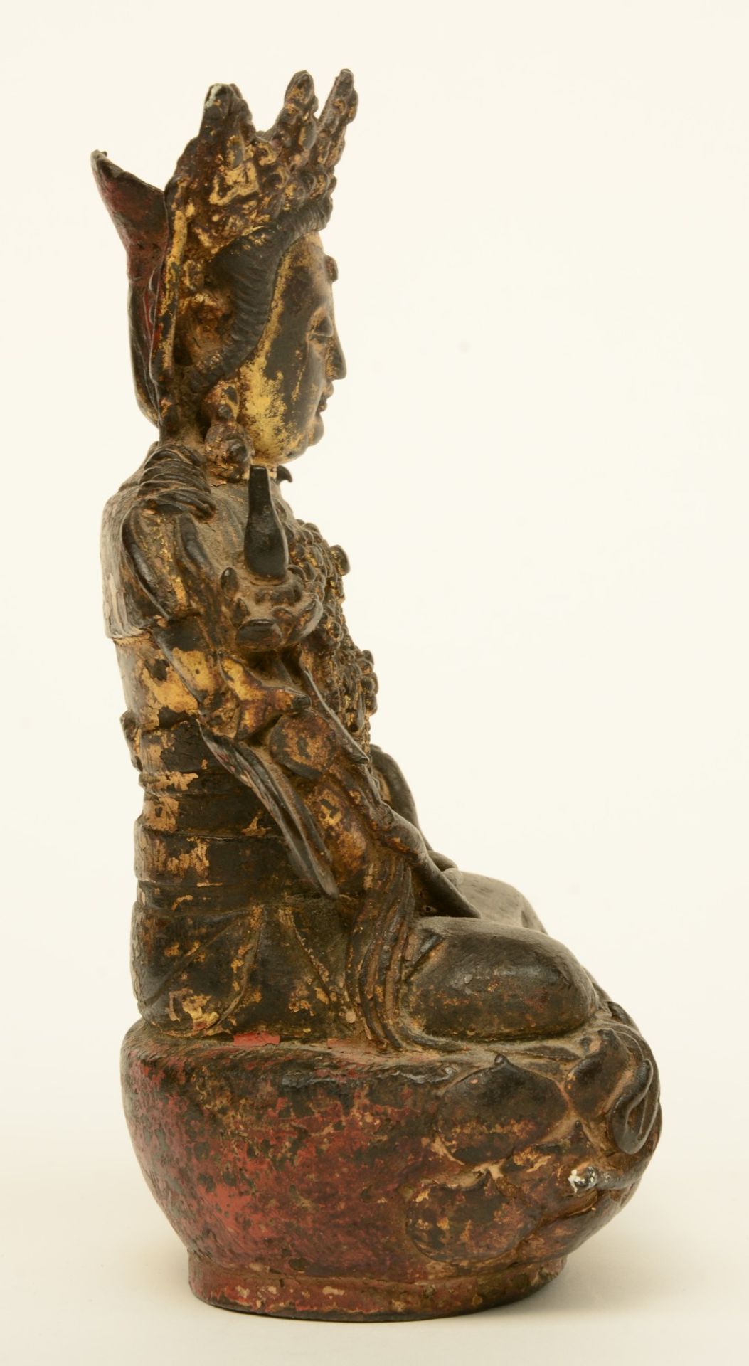 A Chinese gilt bronze Buddha, with polychrome traces, probably Ming, H 20 cm - Bild 5 aus 6