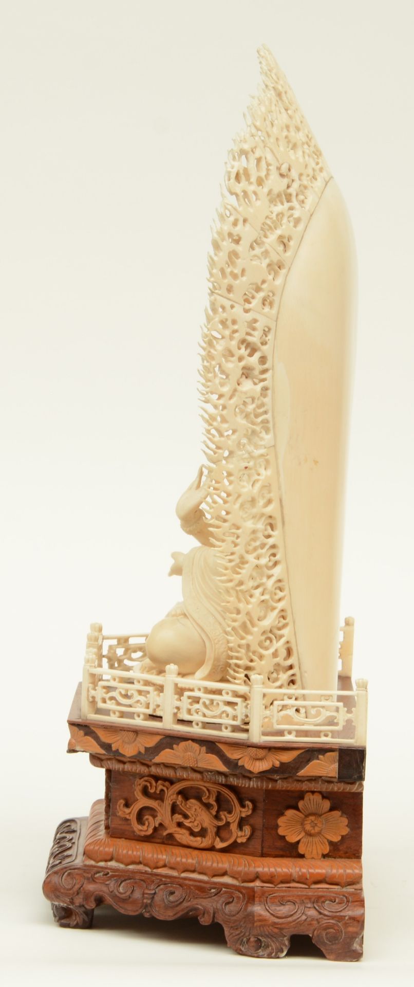 A Chinese ivory Guanyin, scrimshaw decorated, inlaid with various semi-precious stones, on a - Bild 2 aus 7