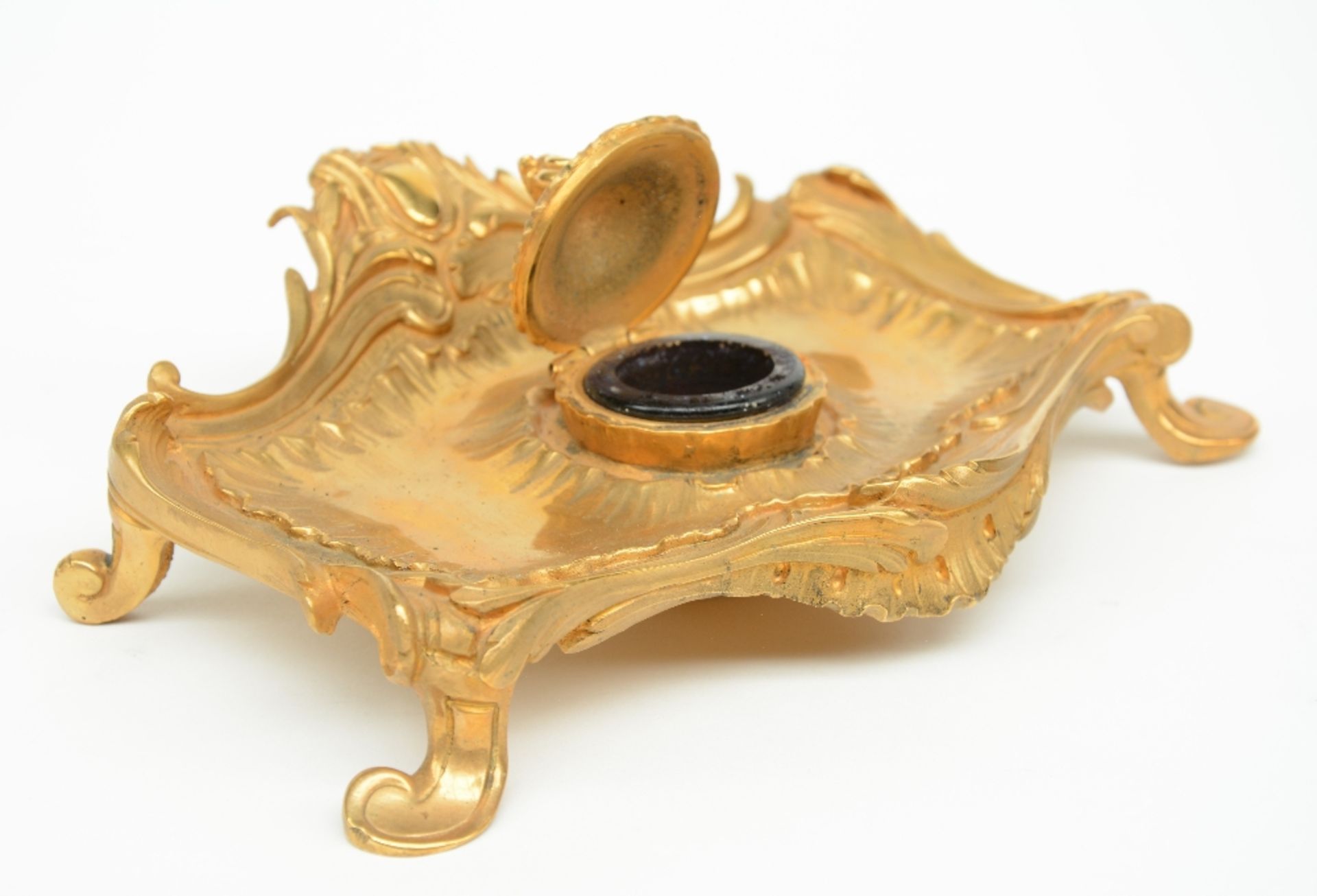 A fine LXV style ormolu bronze ink stand with a ditto pair of candlesticks, 19thC, H 9 - B 19 - D - Bild 2 aus 8