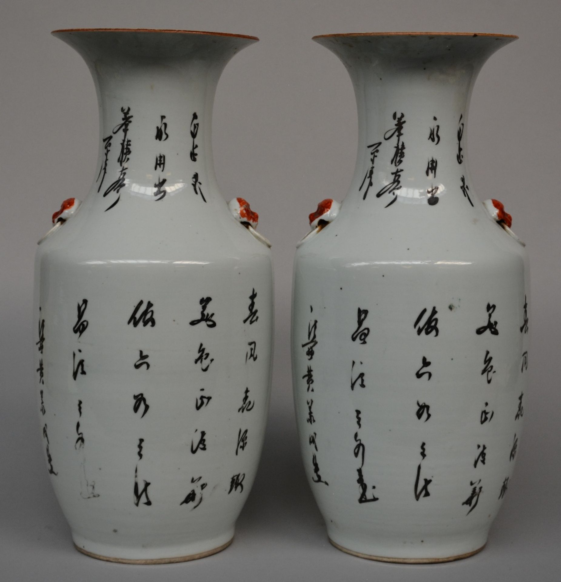 A pair of Chinese polychrome vases, decorated with an animated scene, H 44 cm - Bild 4 aus 7