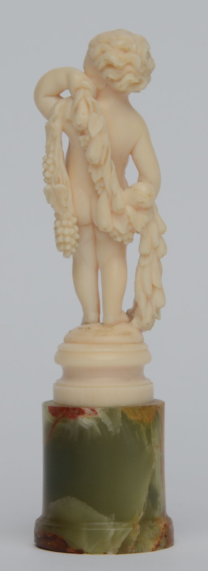 An ivory putto on a ditto base fixed on a Neoclassical Italian onice verde pedestal, Dieppe, ca. - Image 4 of 6