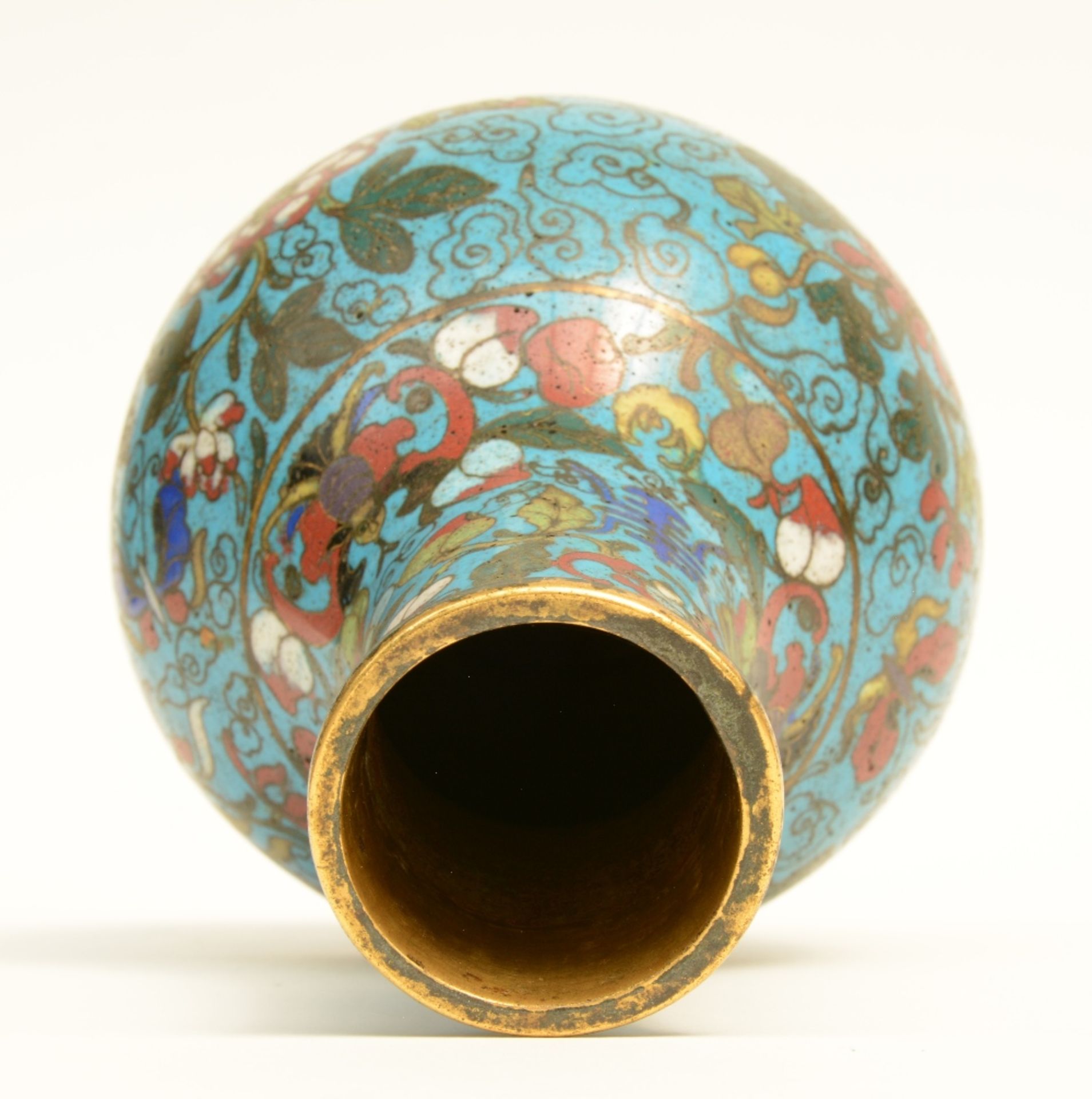 A small Chinese cloisonné bottle vase, 18thC, H 20 cm - Bild 5 aus 6