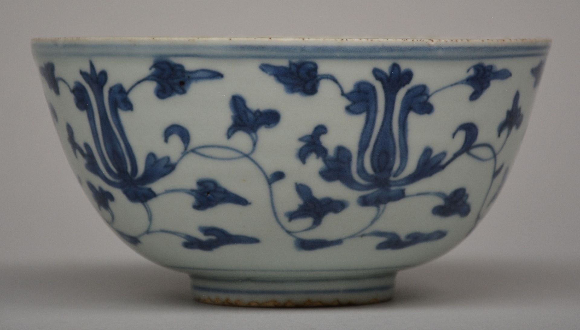 A Chinese blue and white bowl, overall decorated with lotus vines, Ming, H 9 - Diameter 17,5 cm ( - Bild 6 aus 8