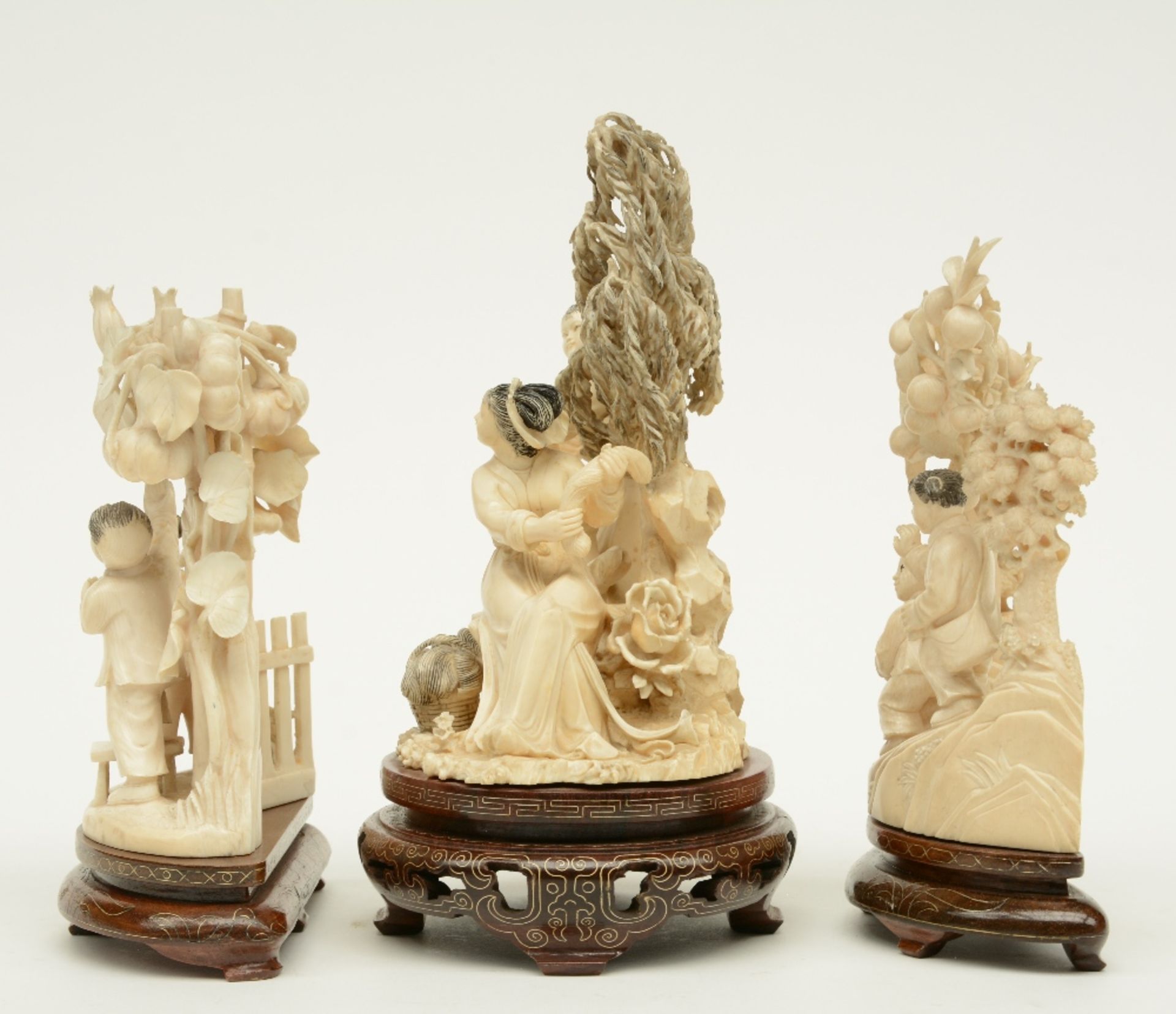 A Chinese ivory sculpture figuring two maiden, scrimshaw decorated, on a wooden base, first half - Bild 2 aus 4
