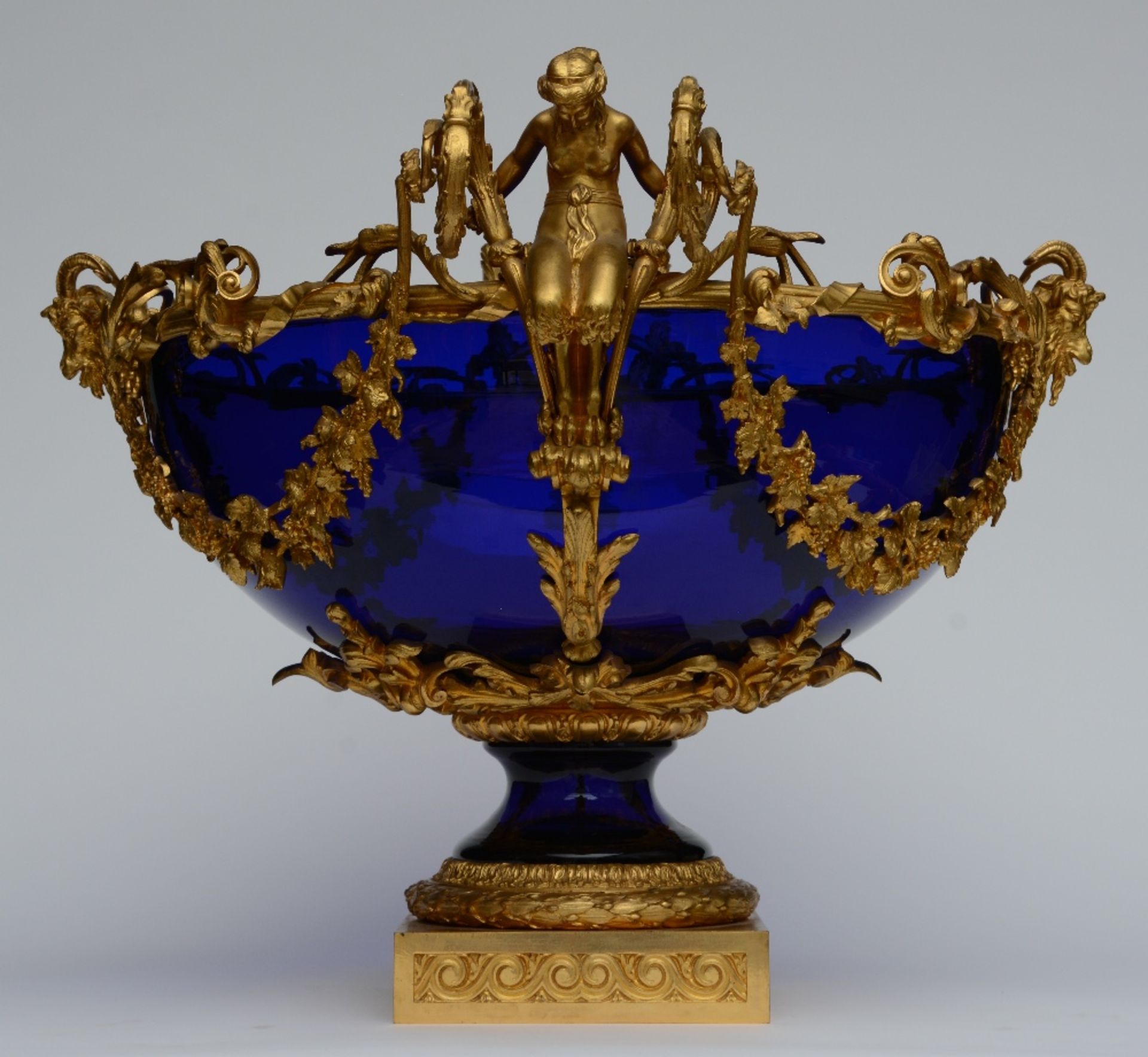 A rare cobalt blue crystal garniture with a fine Neoclassical ormolu mount, probably French, ca. - Bild 9 aus 11