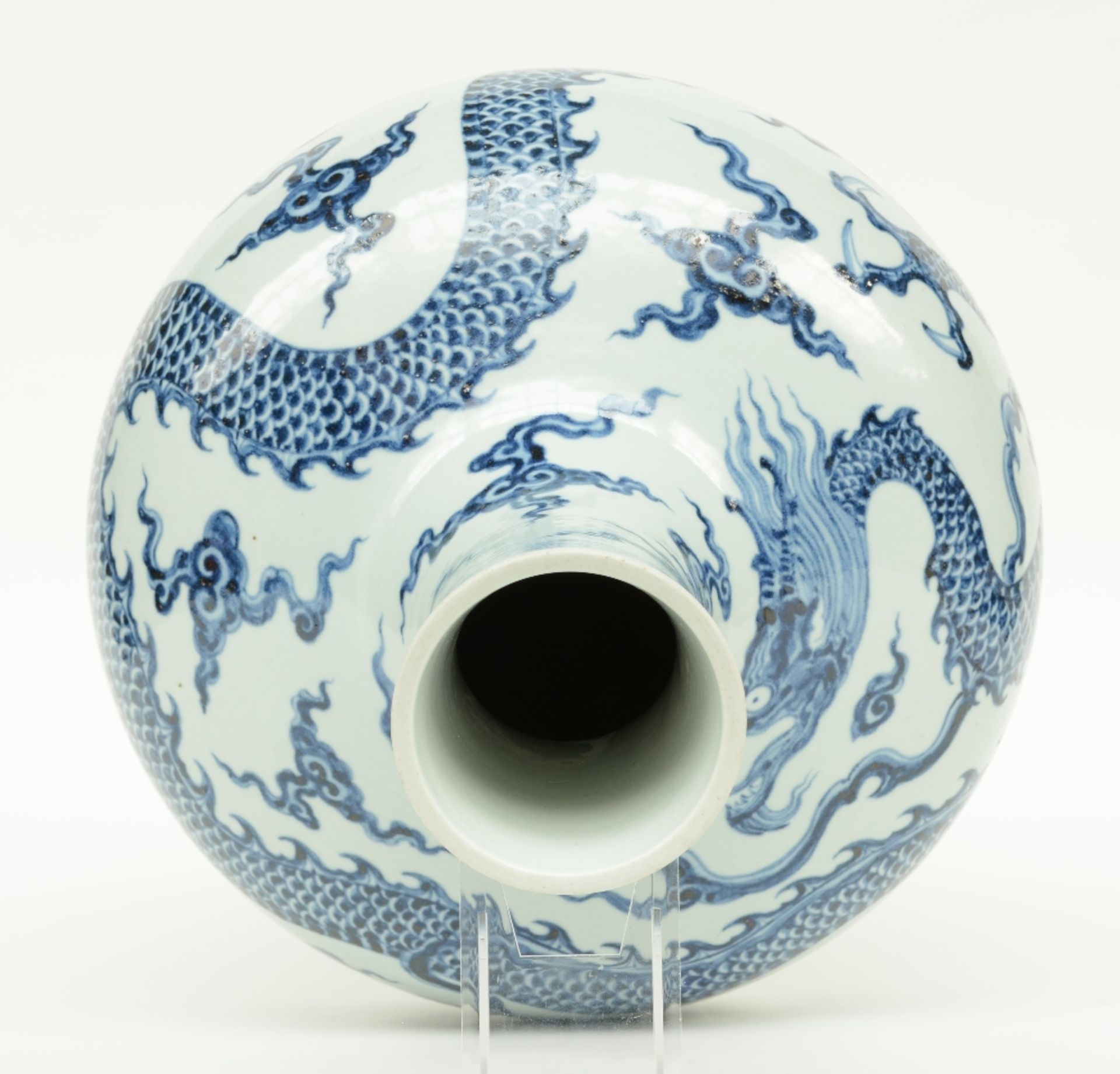A Chinese blue and white dragon bottle vase, H 44 cm - Bild 5 aus 6