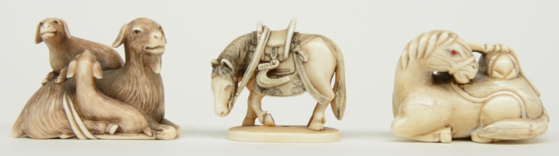 Four late Edo period Japanese ivory katabori-netsuke, two in the form of horses, one in the form - Bild 2 aus 6