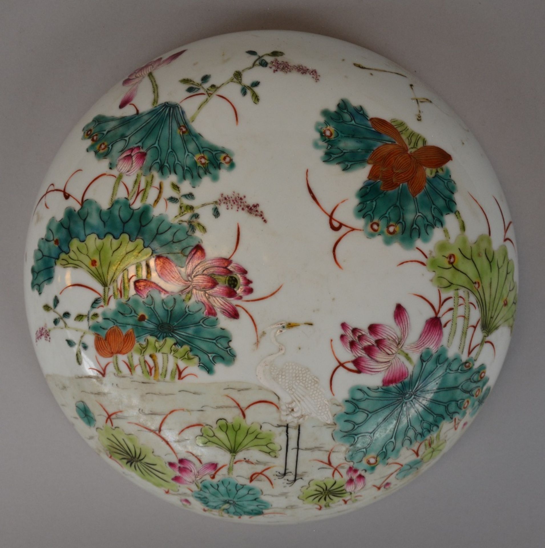 A Chinese famille rose bowl with cover, decorated with birds in a landscape, marked, H 13 - Diameter - Bild 6 aus 10