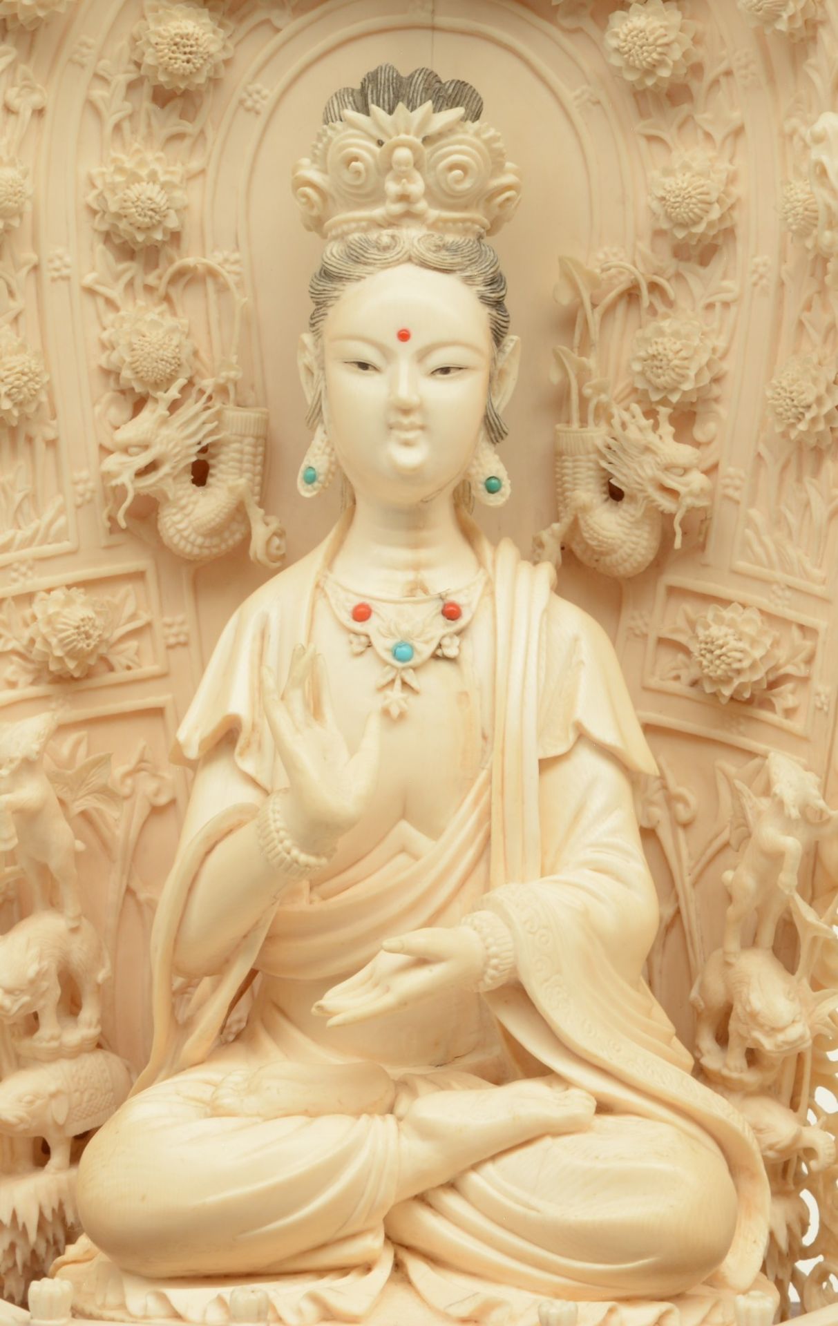 A Chinese ivory Guanyin, scrimshaw decorated, inlaid with various semi-precious stones, on a - Bild 5 aus 7