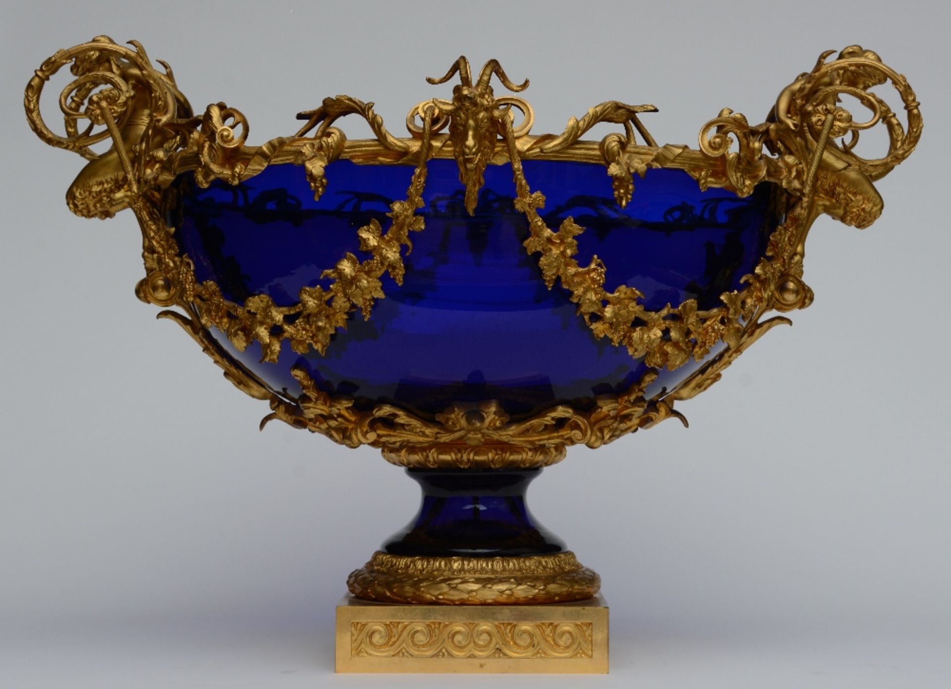 A rare cobalt blue crystal garniture with a fine Neoclassical ormolu mount, probably French, ca. - Bild 10 aus 11