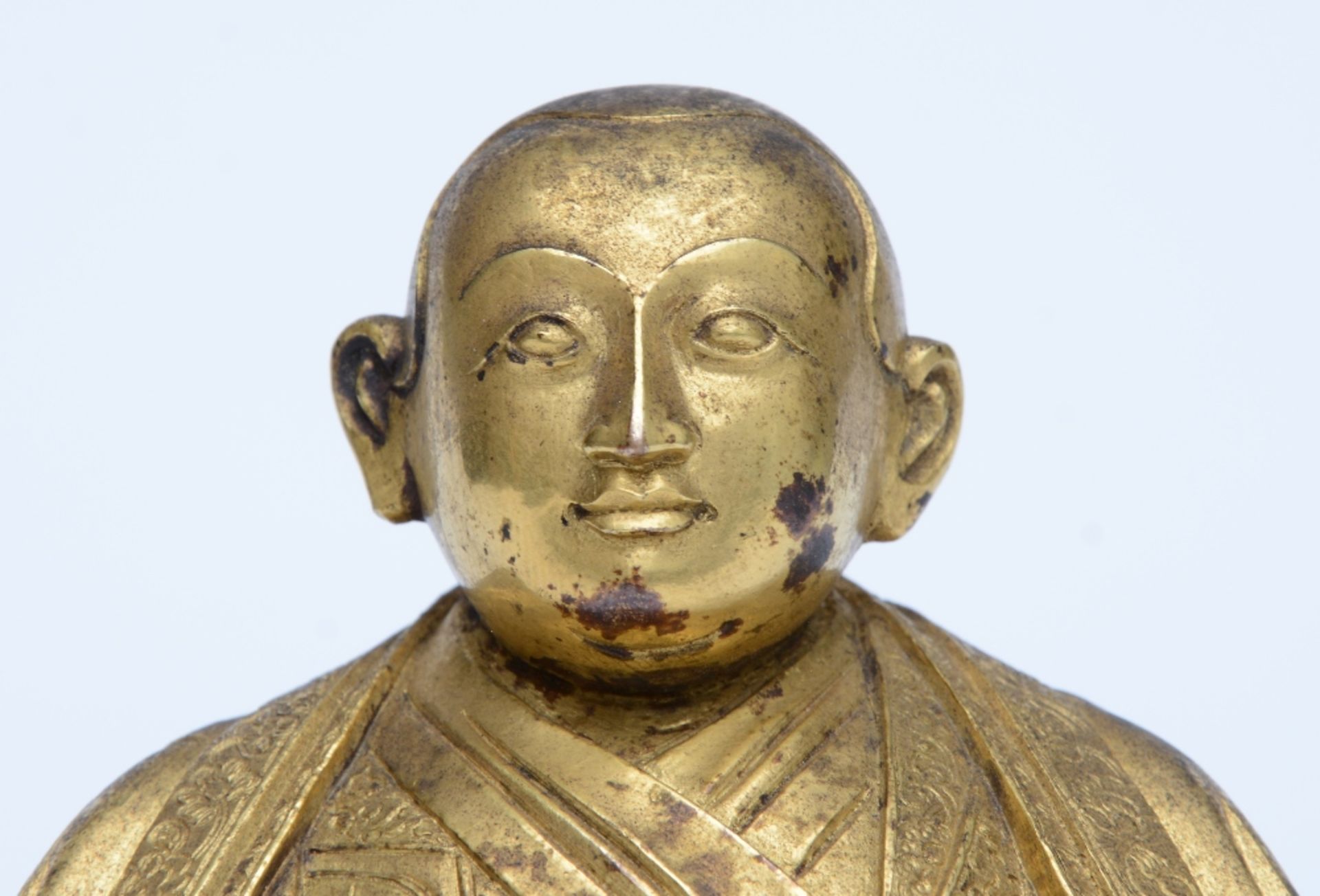 An Oriental gilt bronze lama, signed at the back, H 13,5 cm - Image 5 of 6