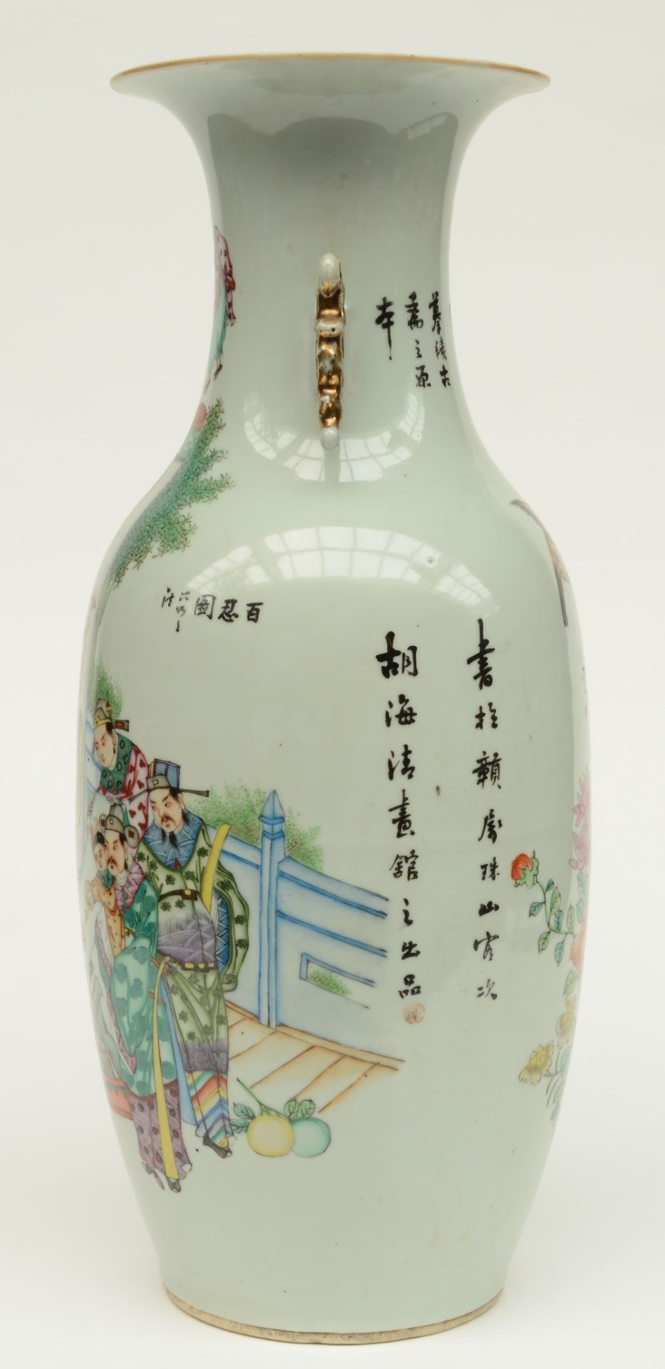 A Chinese polychrome decorated vase, painted on one side with the Eight Immortals and on the other - Bild 2 aus 6