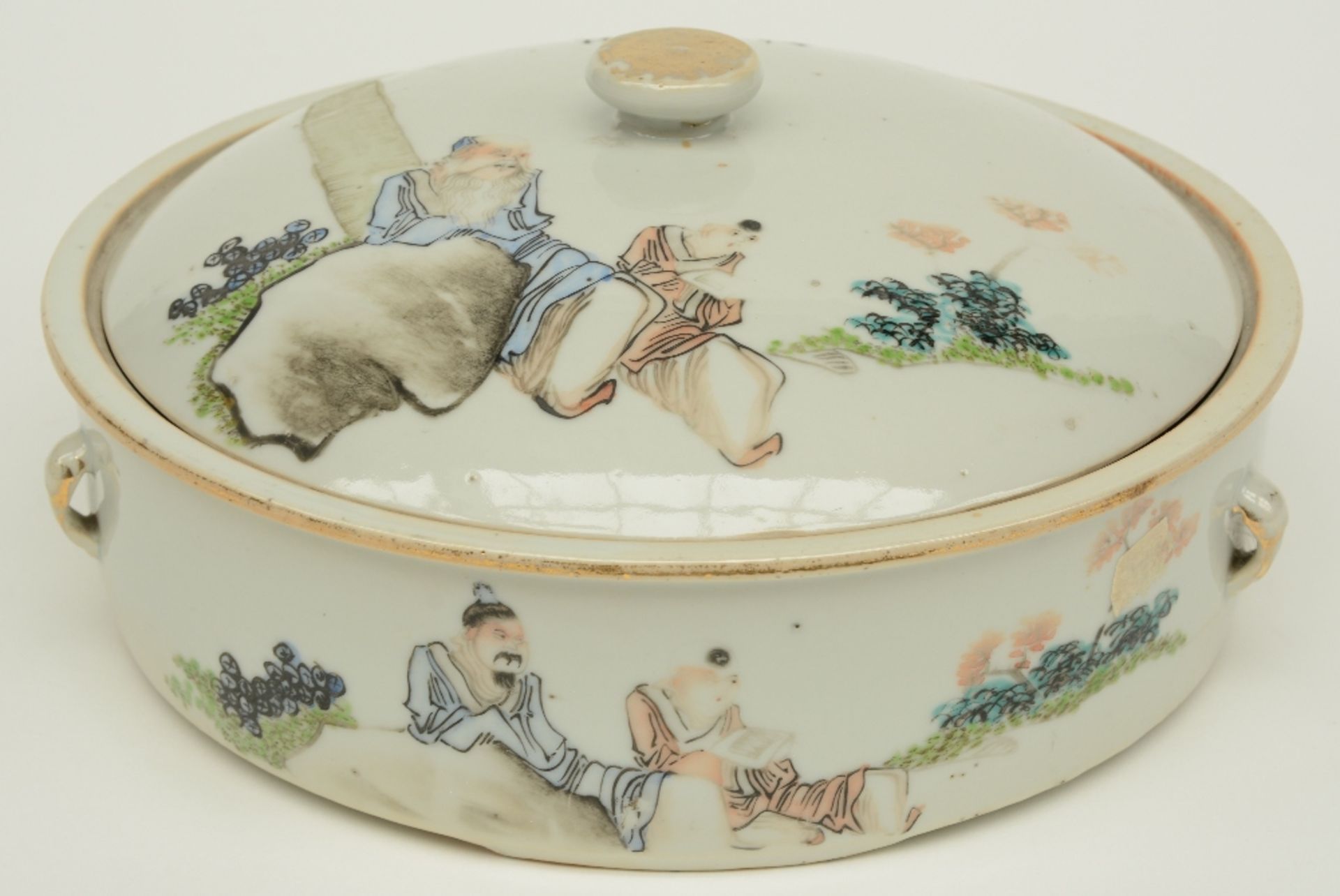 A Chinese bowl with cover, polychrome decorated with figures, H 11,5 - Diameter 24,5 cm