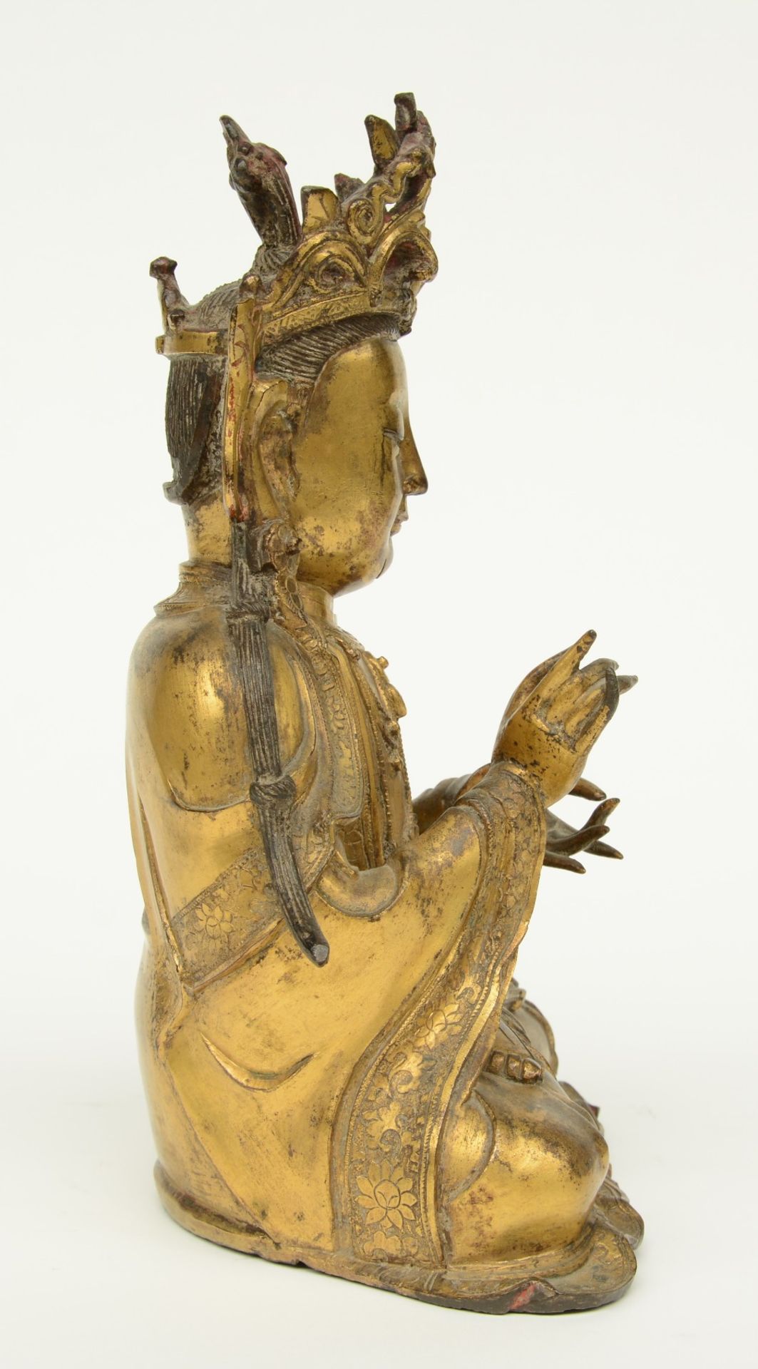 A Chinese gilt bronze Buddha, Ming, H 27,5 cm (traces of polychromy) - Bild 4 aus 6