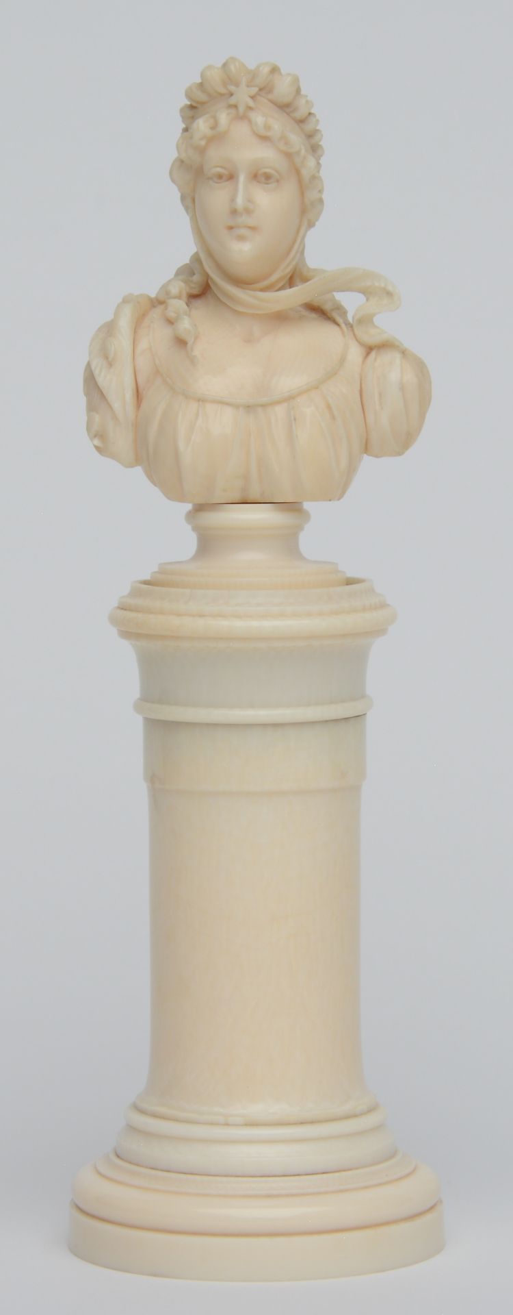 An exceptional finely carved ivory ladies bust on a Neoclassical base, Dieppe, ca. 1850, H 19 cm,