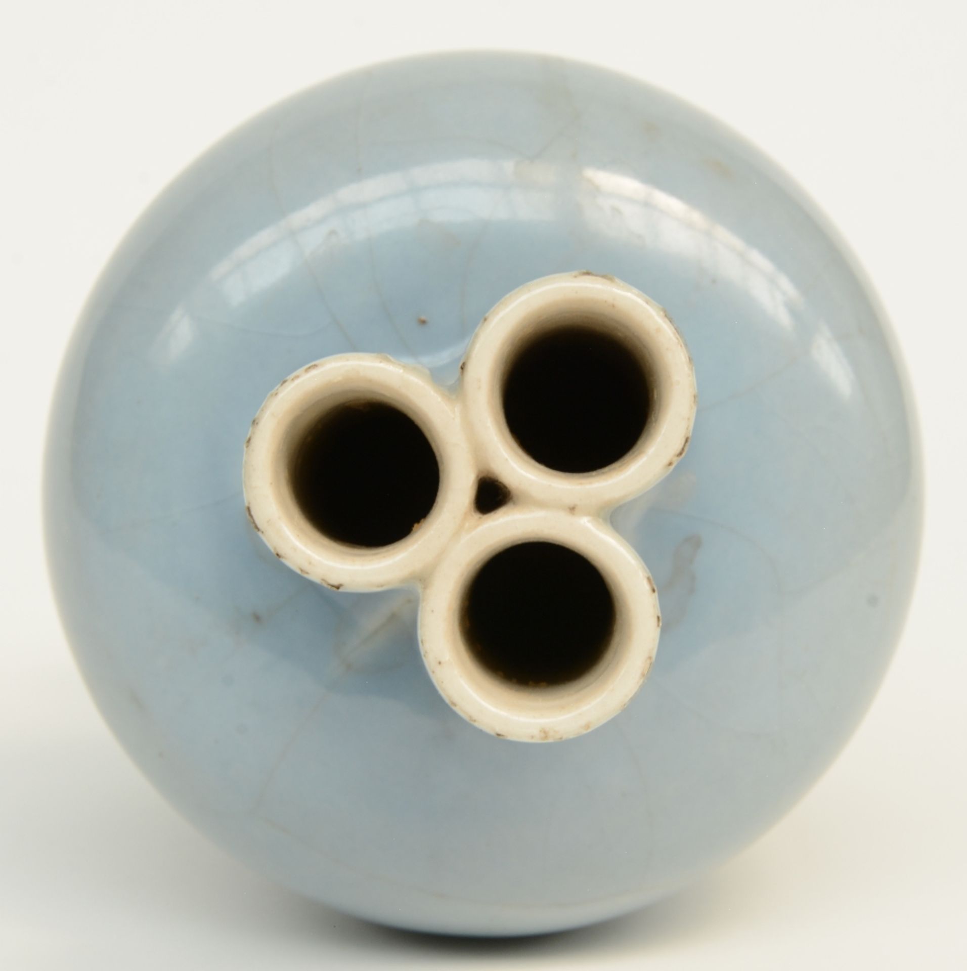 A Chinese three-conjoined vase, light blue glazed, marked, H 22 cm - Bild 6 aus 8