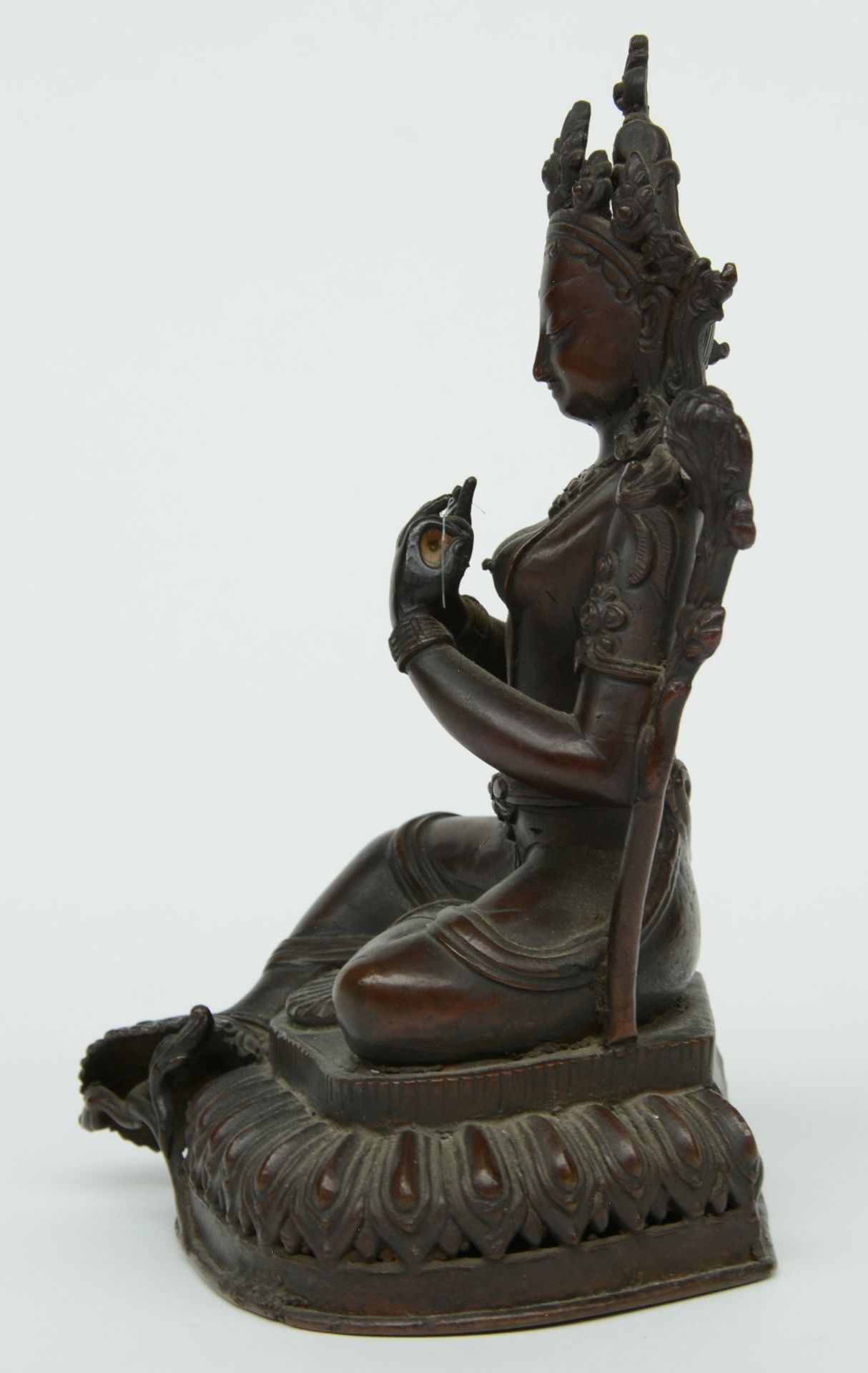 An Oriental bronze Bodhisattva, H 18,5 cm - Image 2 of 7