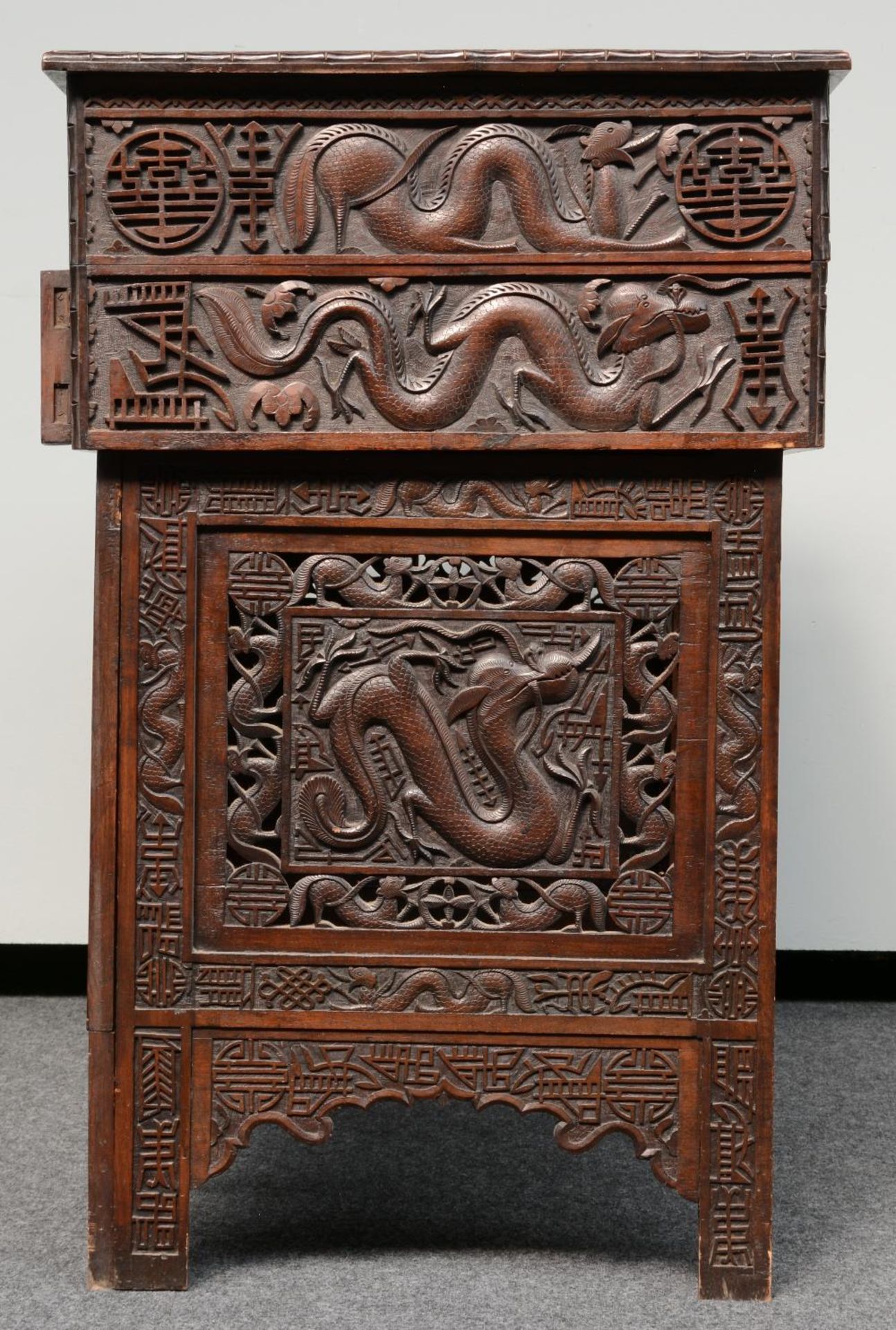 A Chinese carved hardwood travelling desk, relief decorated with dragons and symbols, H 83 - D - Bild 6 aus 8