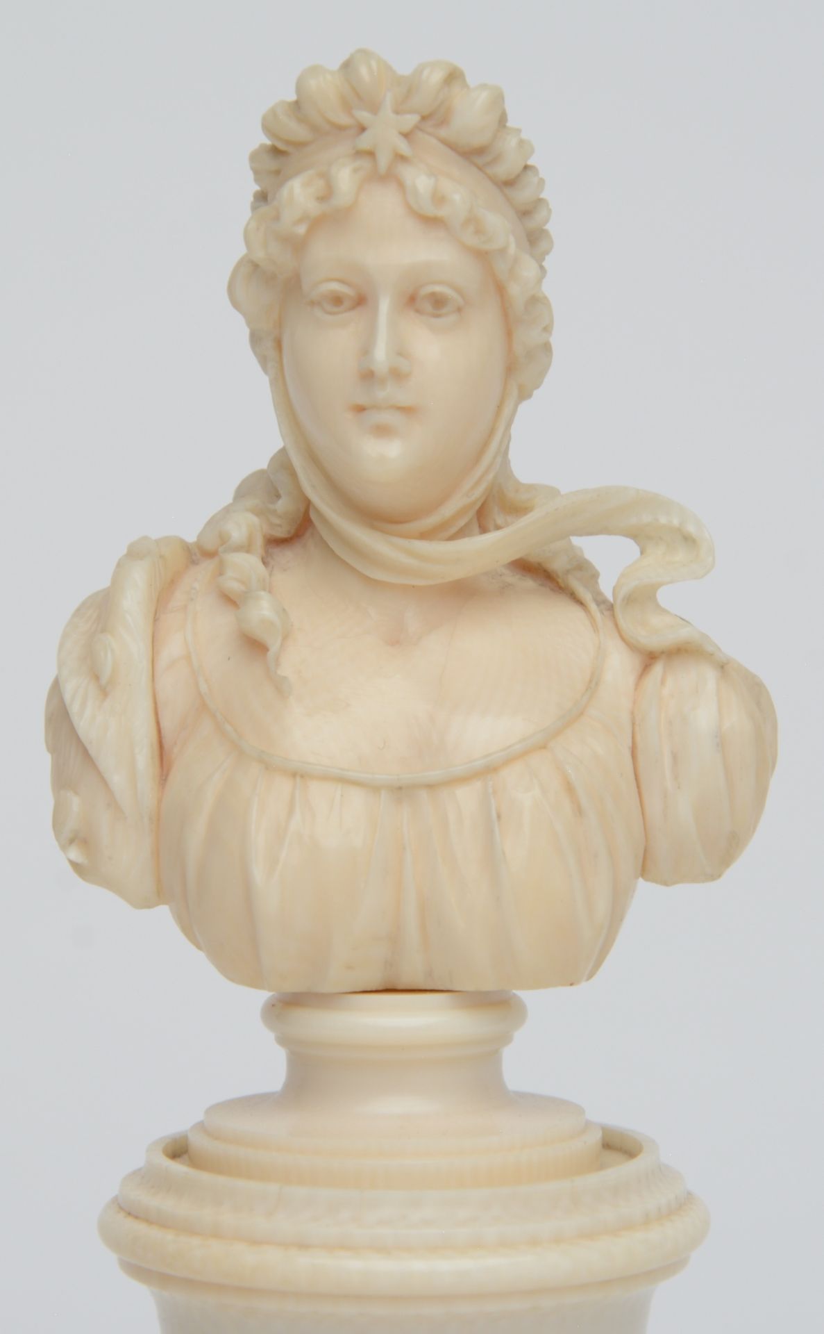 An exceptional finely carved ivory ladies bust on a Neoclassical base, Dieppe, ca. 1850, H 19 cm, - Image 5 of 6