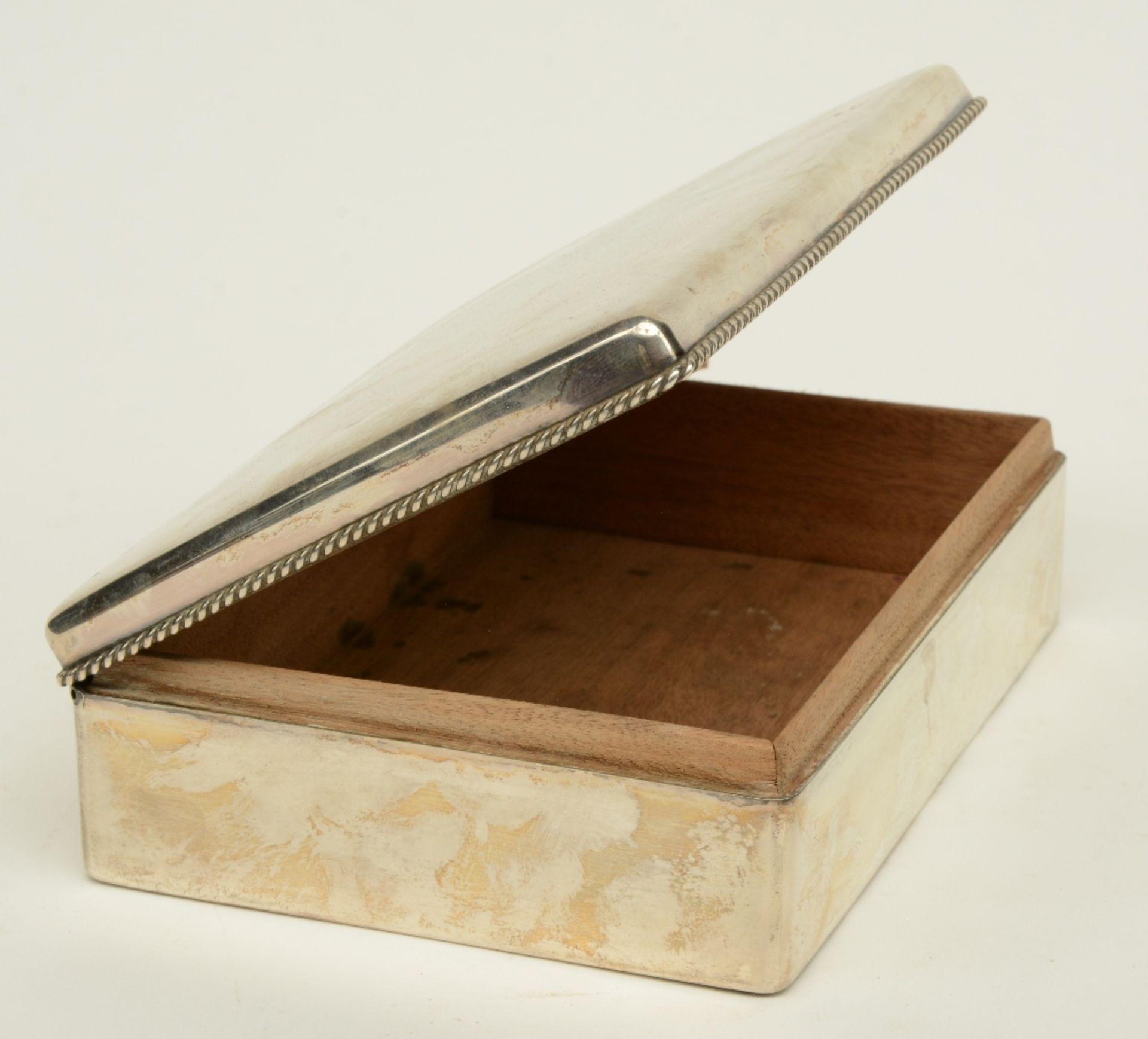 An early 20thC silver cigar box, 835/000, with a wooden inside, H 5,5 - W 18,5 - D 13,5 cm, Total