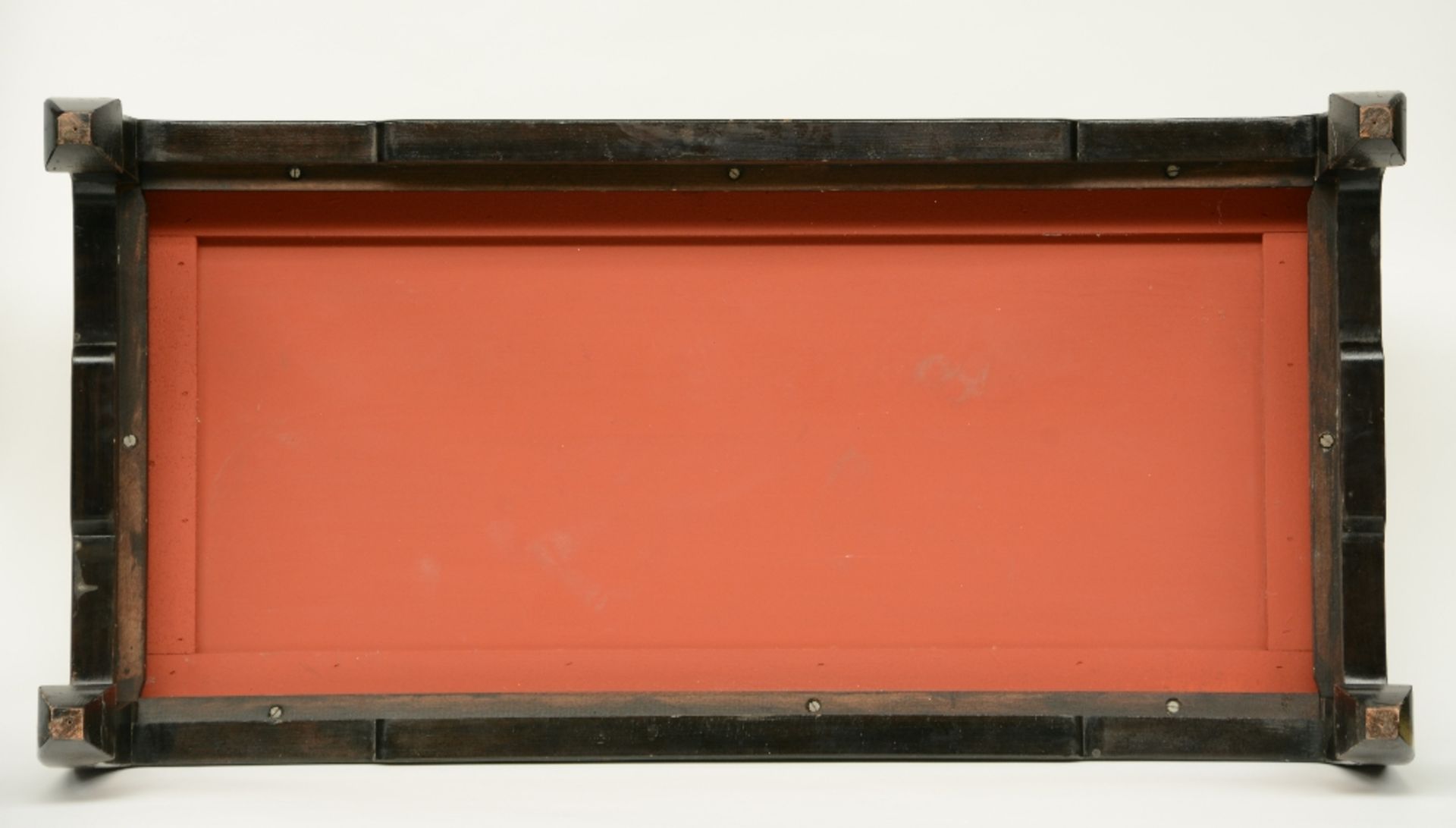 An Oriental decorative coffee table, H 37 - W 111,5 - D 55 cm - Bild 3 aus 3