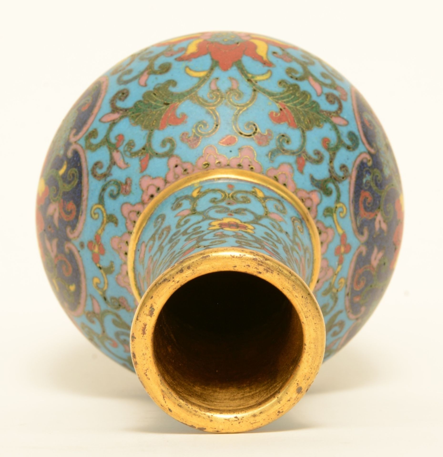A small Chinese cloisonné vase, 19thC, H 14,5 cm - Bild 6 aus 7
