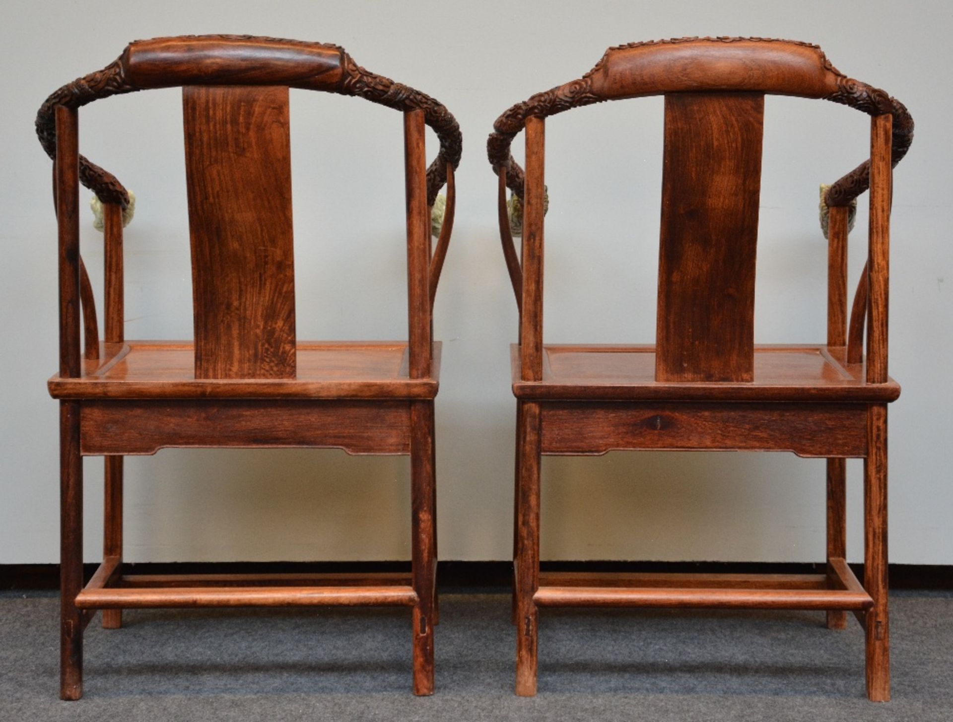 A pair of Chinese armchairs in exotic wood, the horseshoe-shaped back richly carved and crowned with - Bild 3 aus 11