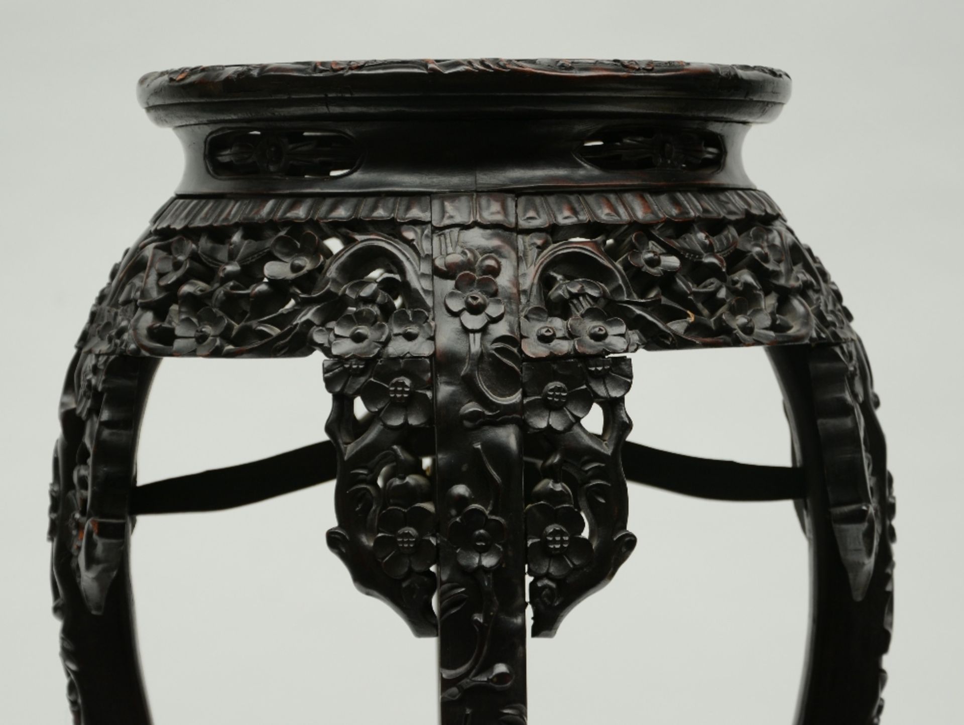 A Chinese wooden carved base with marble top, ca 1900, H 78,5 - W 152,5 cm - Image 8 of 8