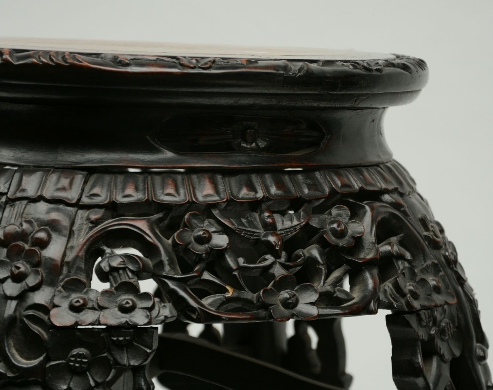 A Chinese wooden carved base with marble top, ca 1900, H 78,5 - W 152,5 cm - Image 7 of 8