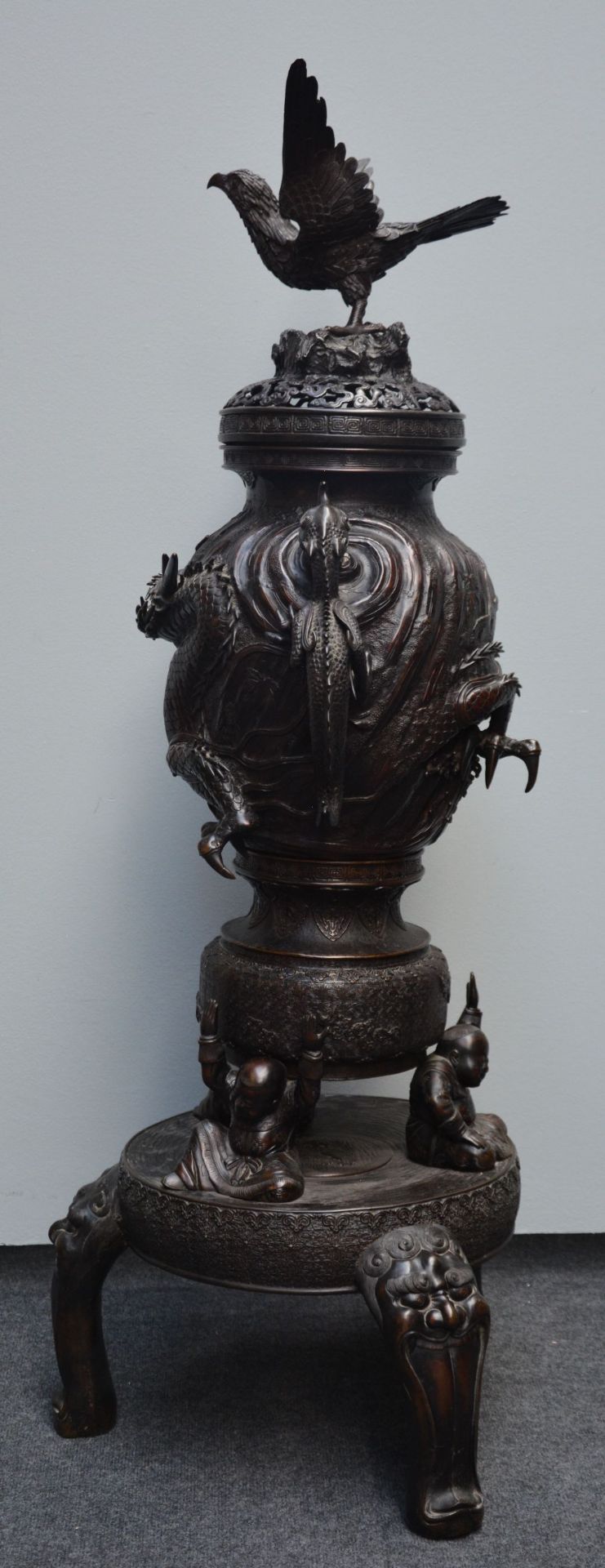 An impressive Japanese bronze incense burner with dragon relief decoration, late 19thC, H 141 cm - Bild 2 aus 7