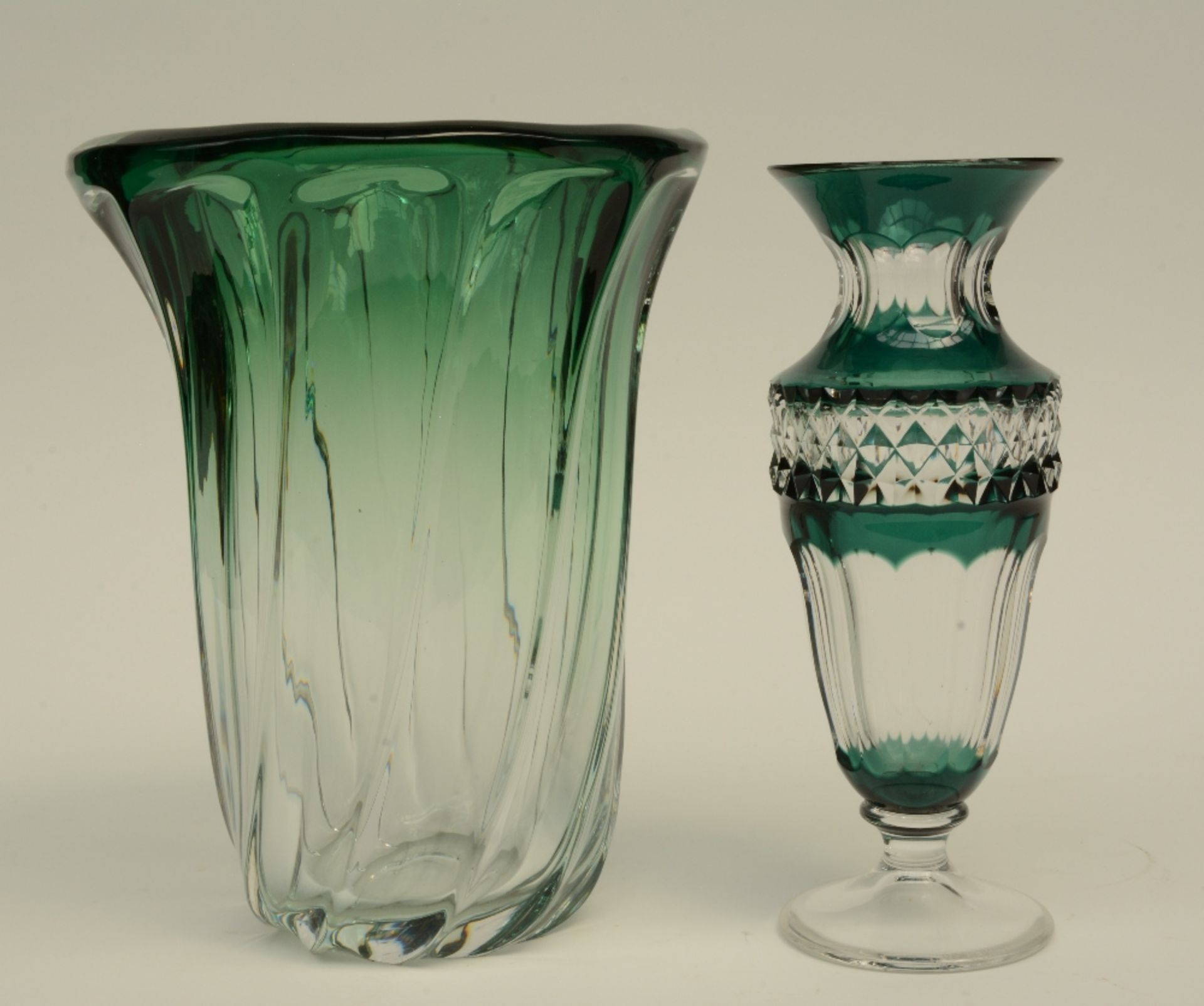 A Val St. Lambert green cut to clear crystal vase and ashtray; added a ditto vase, H 6 - 26,5 - 27,5 - Bild 4 aus 7