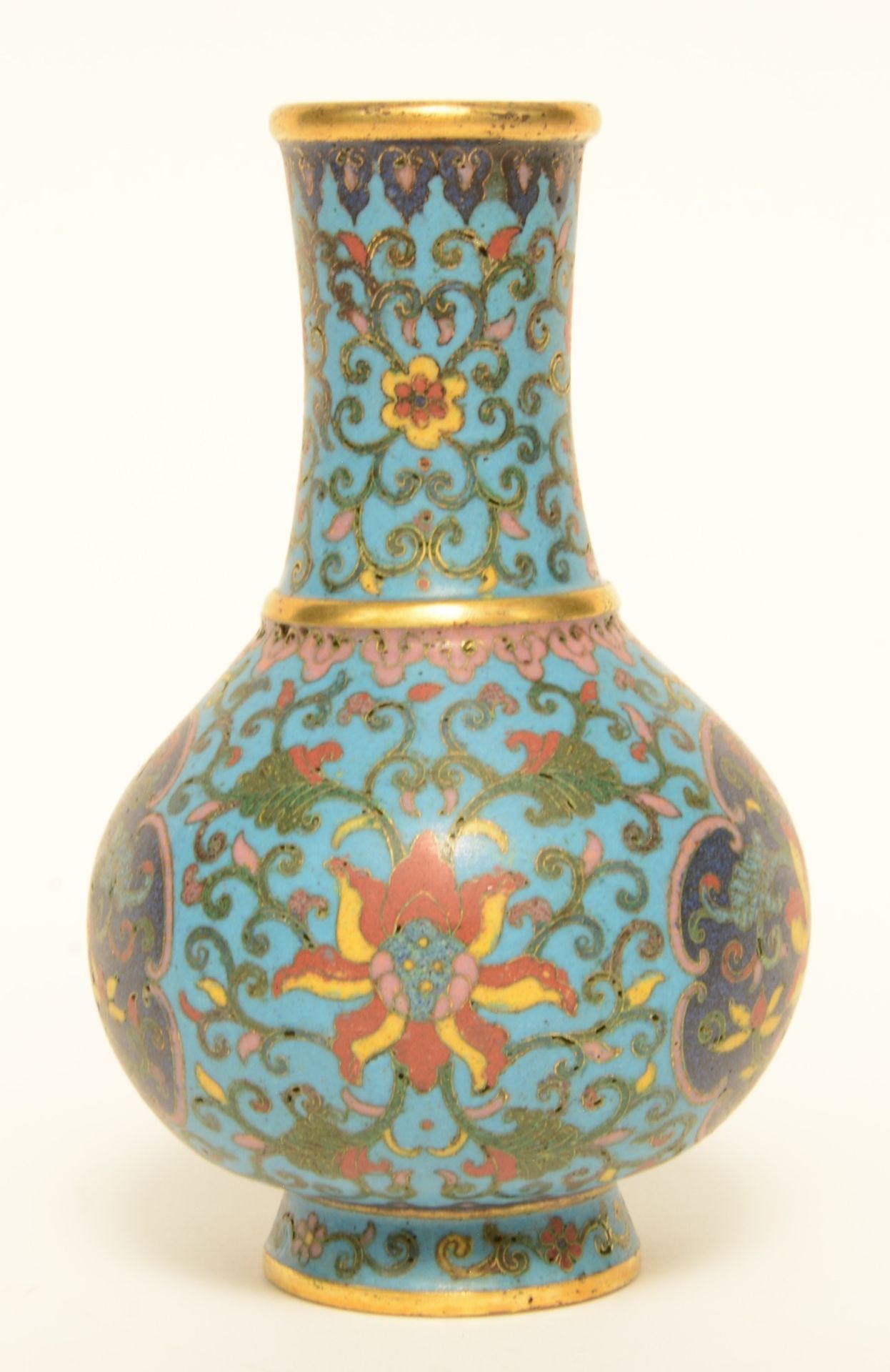 A small Chinese cloisonné vase, 19thC, H 14,5 cm - Bild 3 aus 7