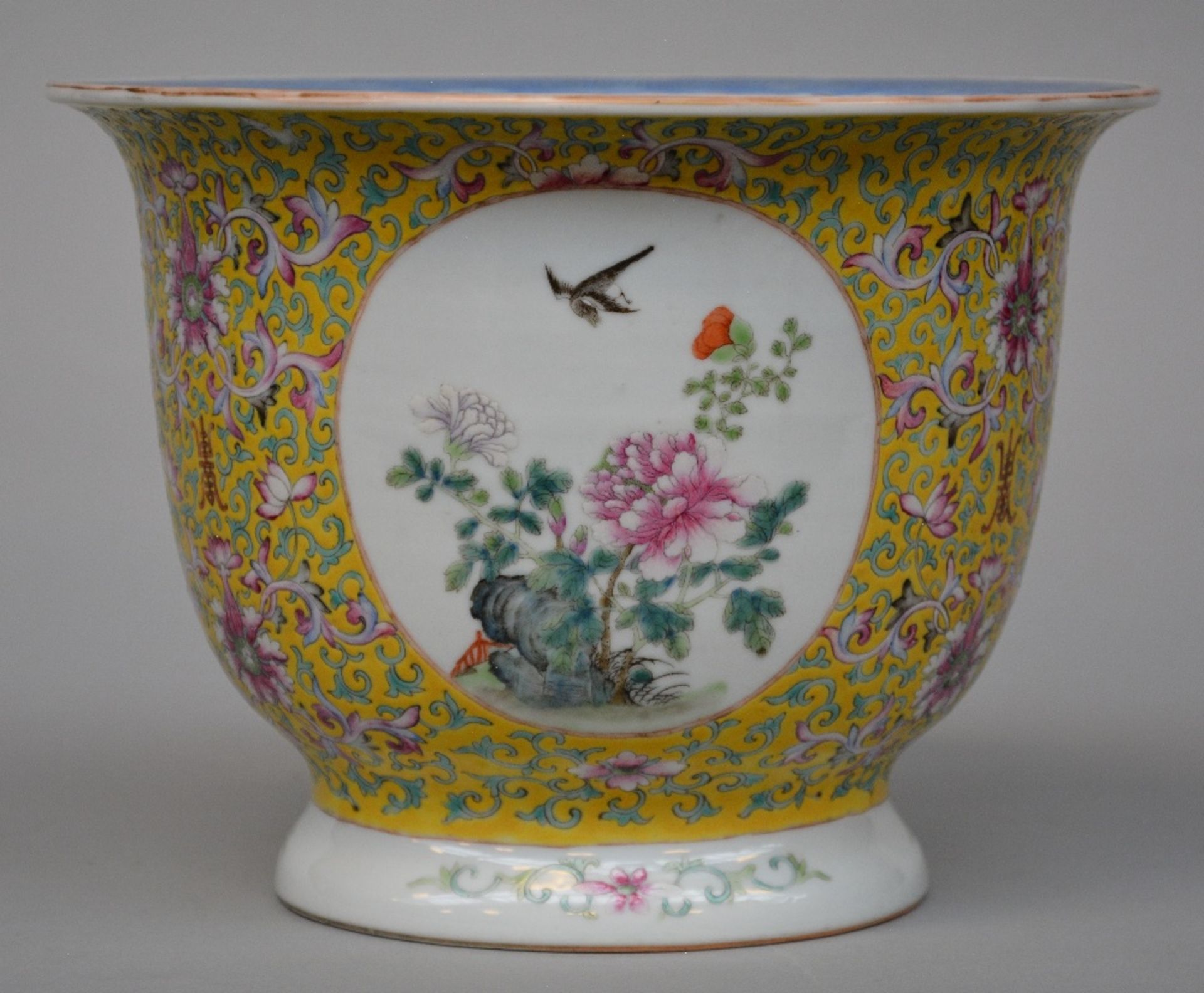 A Chinese famille rose and floral decorated cachepot in yellow background with matching plate, H - Bild 3 aus 9