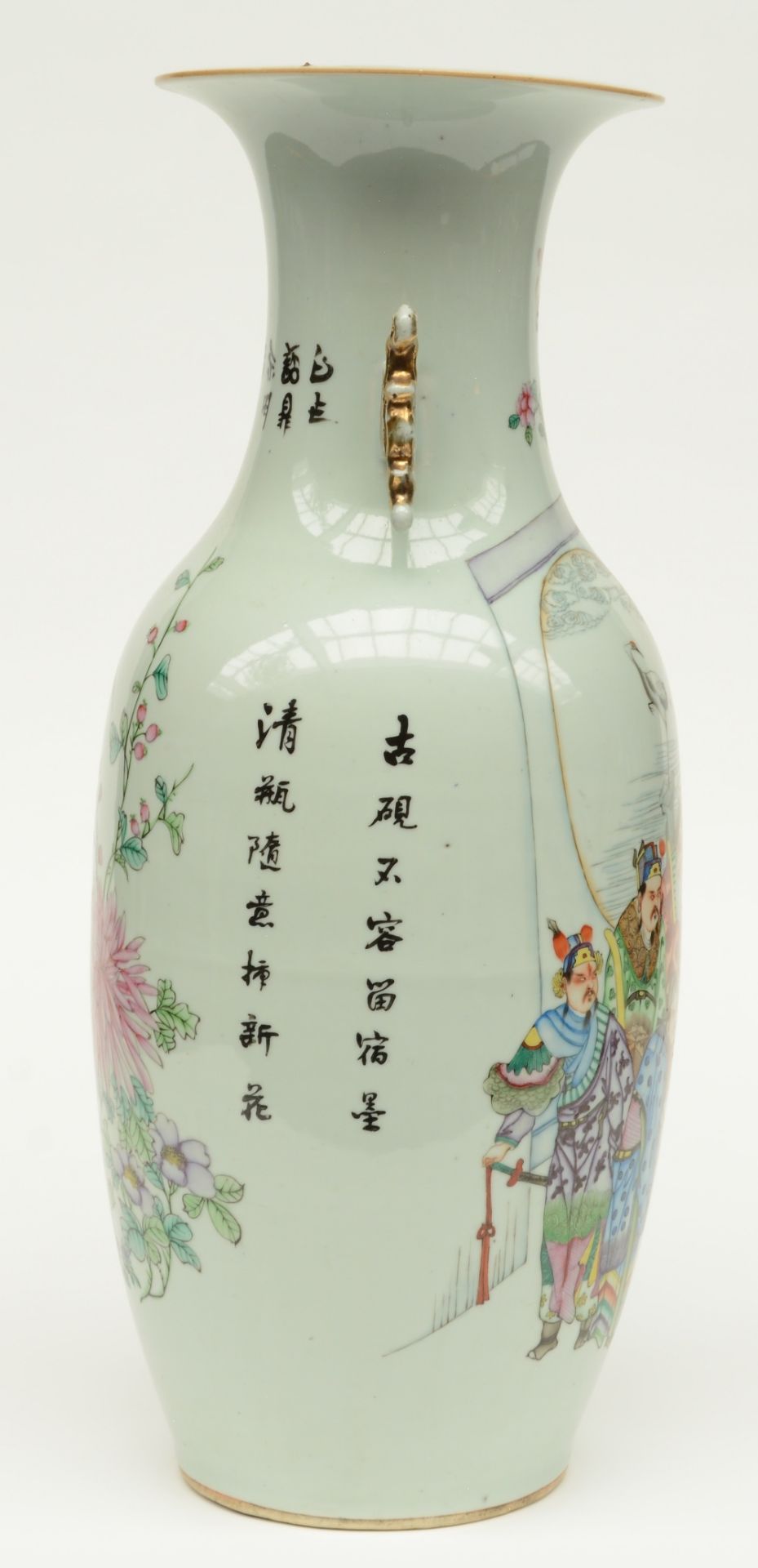 A Chinese polychrome decorated vase, painted on one side with the Eight Immortals and on the other - Bild 4 aus 6