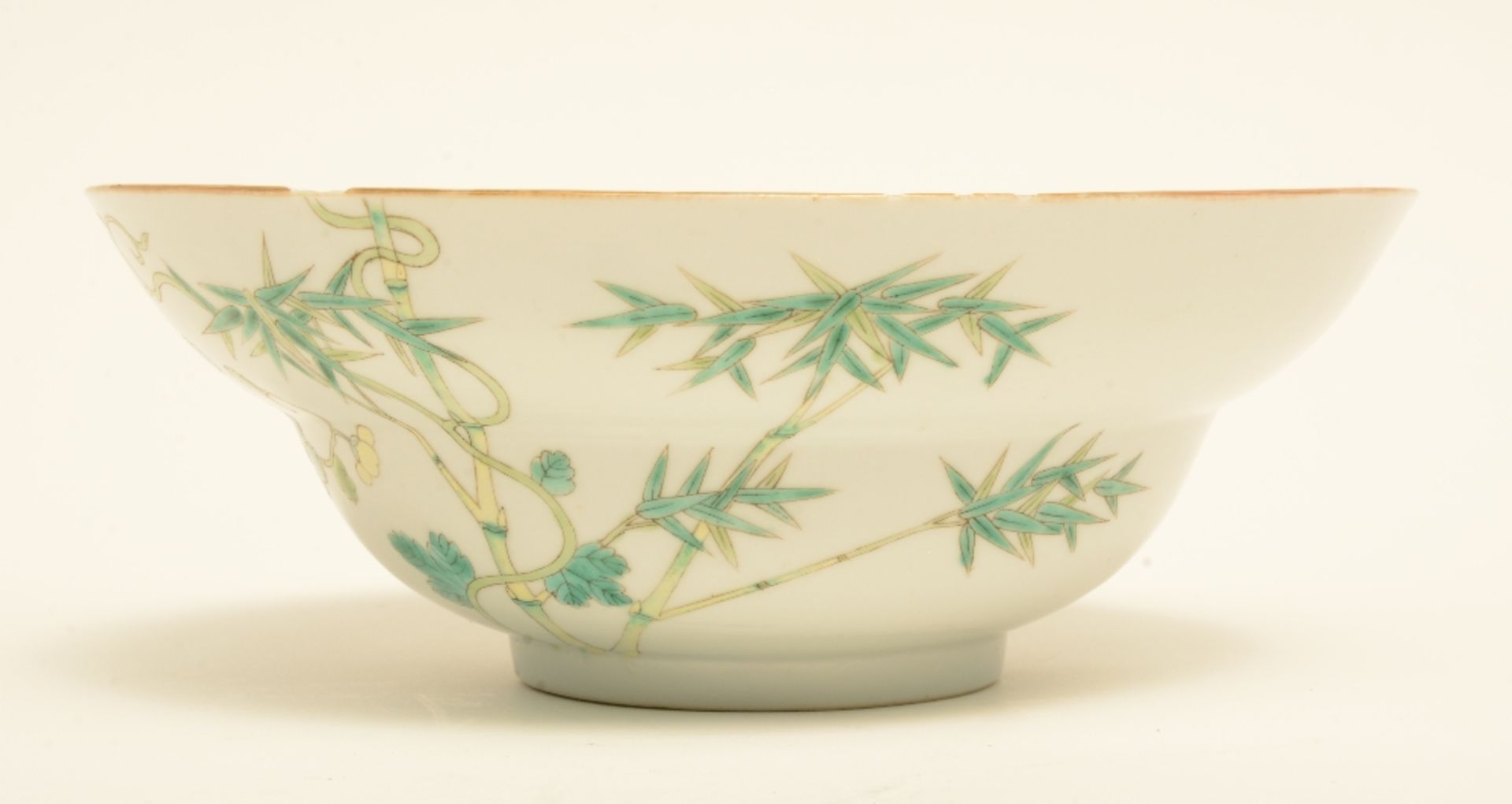 A Chinese polychrome decorated bowl painted on both inner side and outer side with a bamboo branch - Bild 3 aus 8