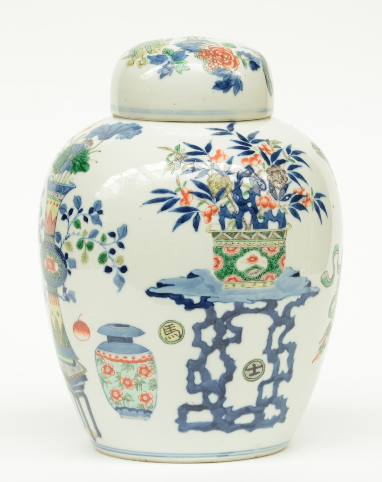 A Chinese polychrome ginger jar, decorated with flowers and antiquities, marked Kangxi, 19thC, H - Bild 3 aus 8