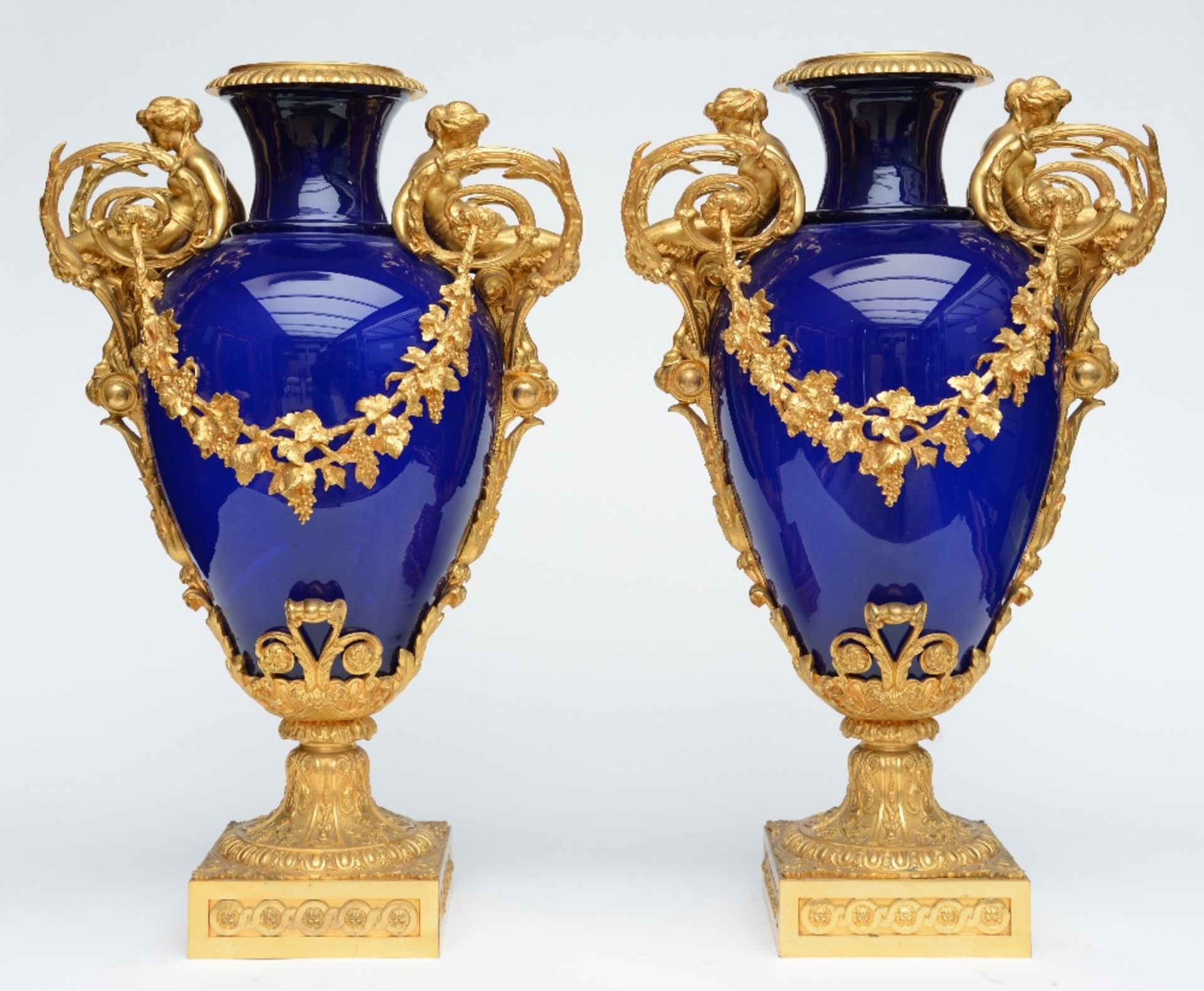 A rare cobalt blue crystal garniture with a fine Neoclassical ormolu mount, probably French, ca. - Bild 5 aus 11