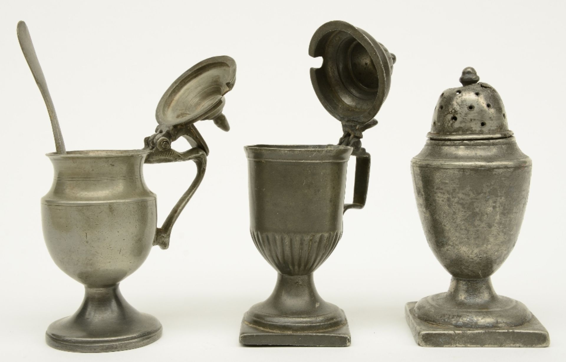A lot: three pewter mustard pots, a caster and a Holy Water font, some marked, 18thC; added a - Bild 5 aus 5