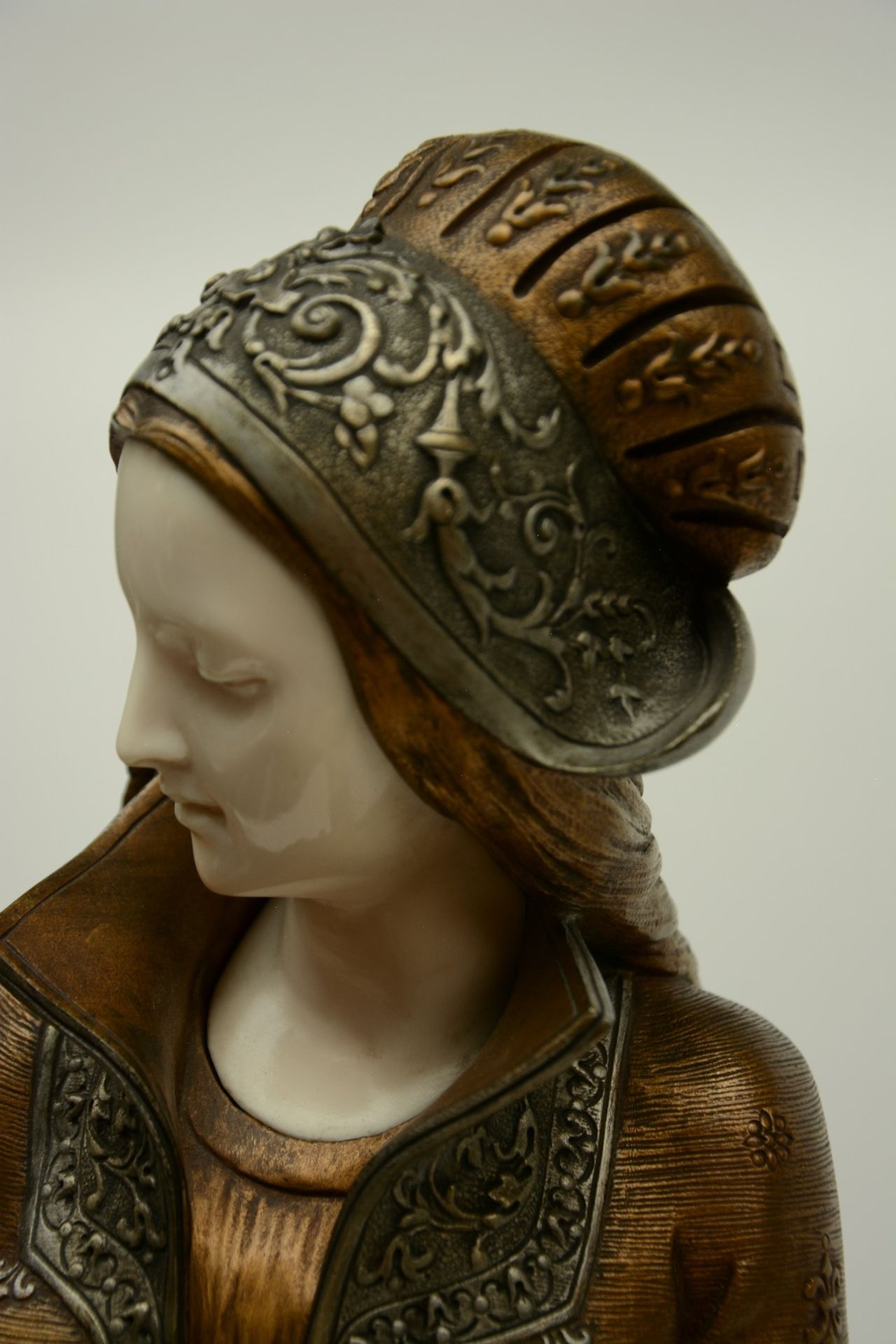 Carrier - Belleuse A., 'La Fileuse', chryselephantine statue, multiple patina, H 75,5 cm - Image 6 of 15