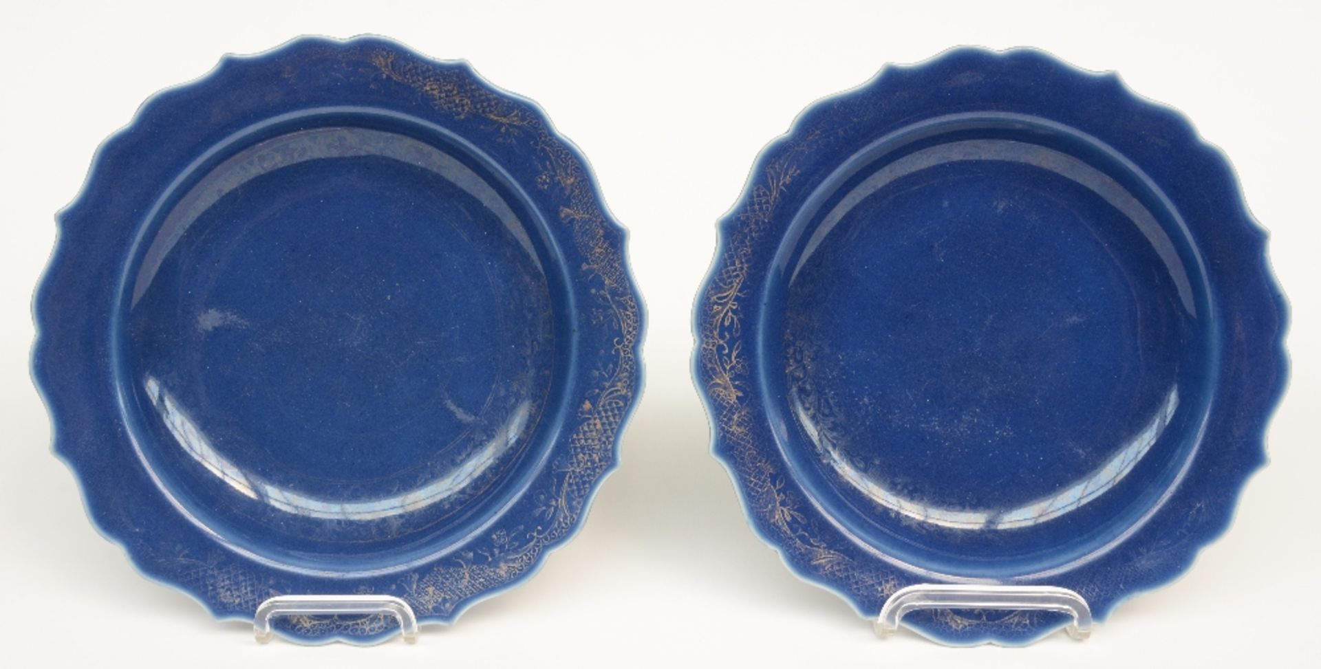 Two Chinese blue glazed and gilt decorated plates, 19thC, Diameter 27 cm