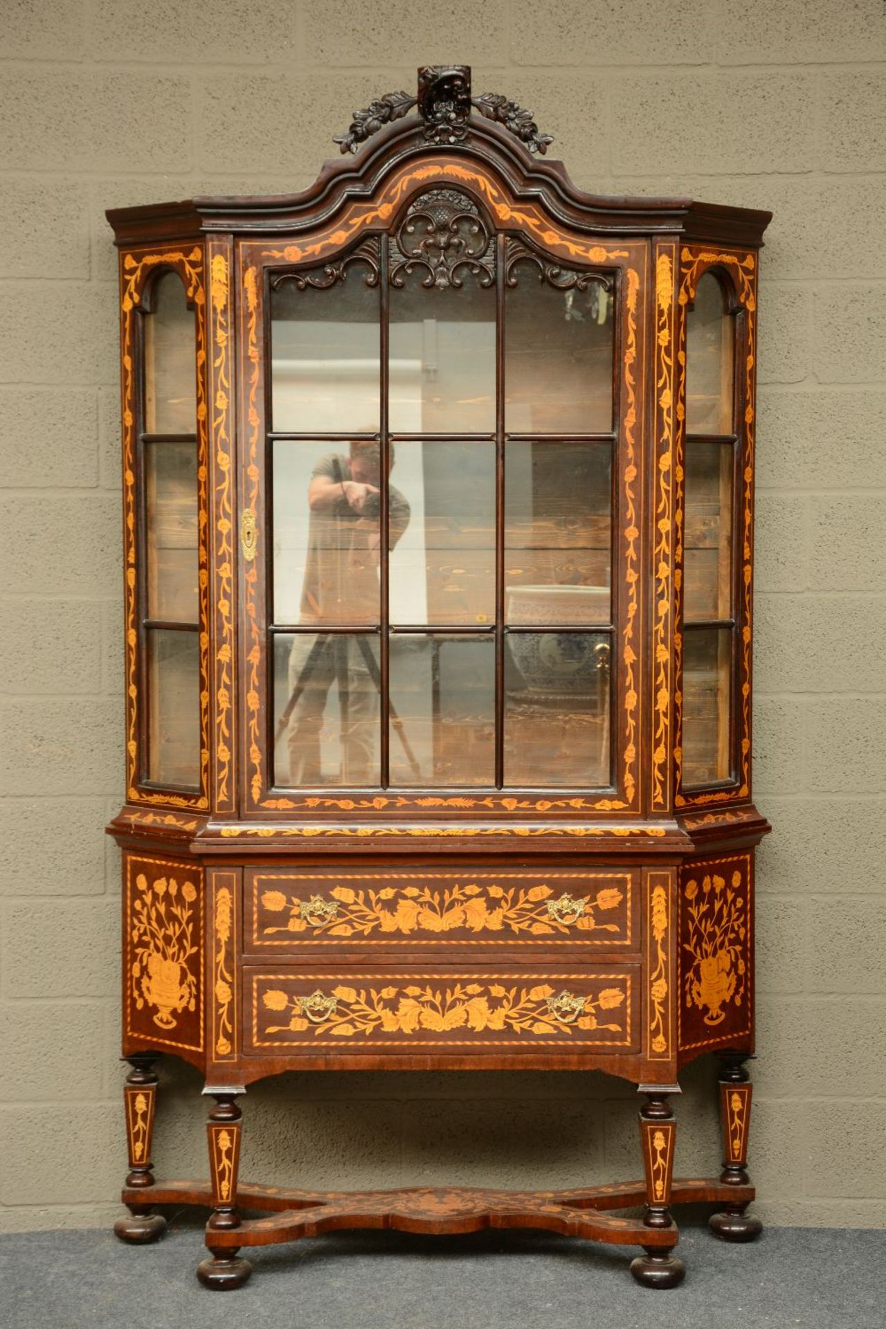 A Dutch rosewood and floral marquetry veneered china display cabinet, H 219,5 - W 125 - D 43 cm - Bild 2 aus 7