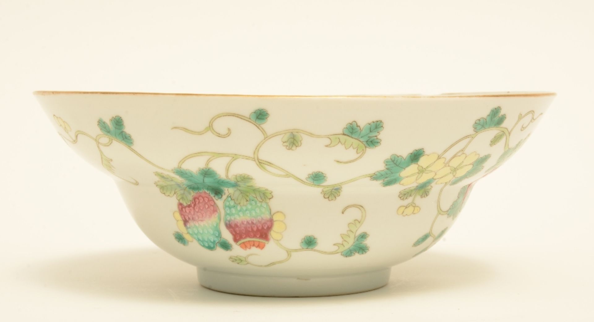 A Chinese polychrome decorated bowl painted on both inner side and outer side with a bamboo branch - Bild 5 aus 8