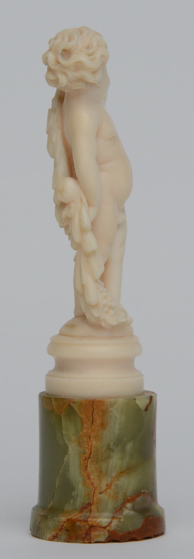 An ivory putto on a ditto base fixed on a Neoclassical Italian onice verde pedestal, Dieppe, ca. - Image 5 of 6