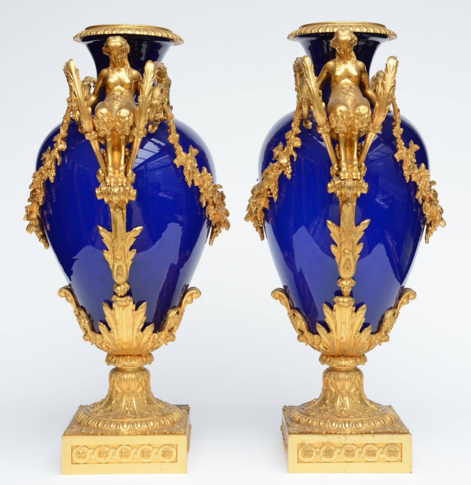 A rare cobalt blue crystal garniture with a fine Neoclassical ormolu mount, probably French, ca. - Bild 4 aus 11